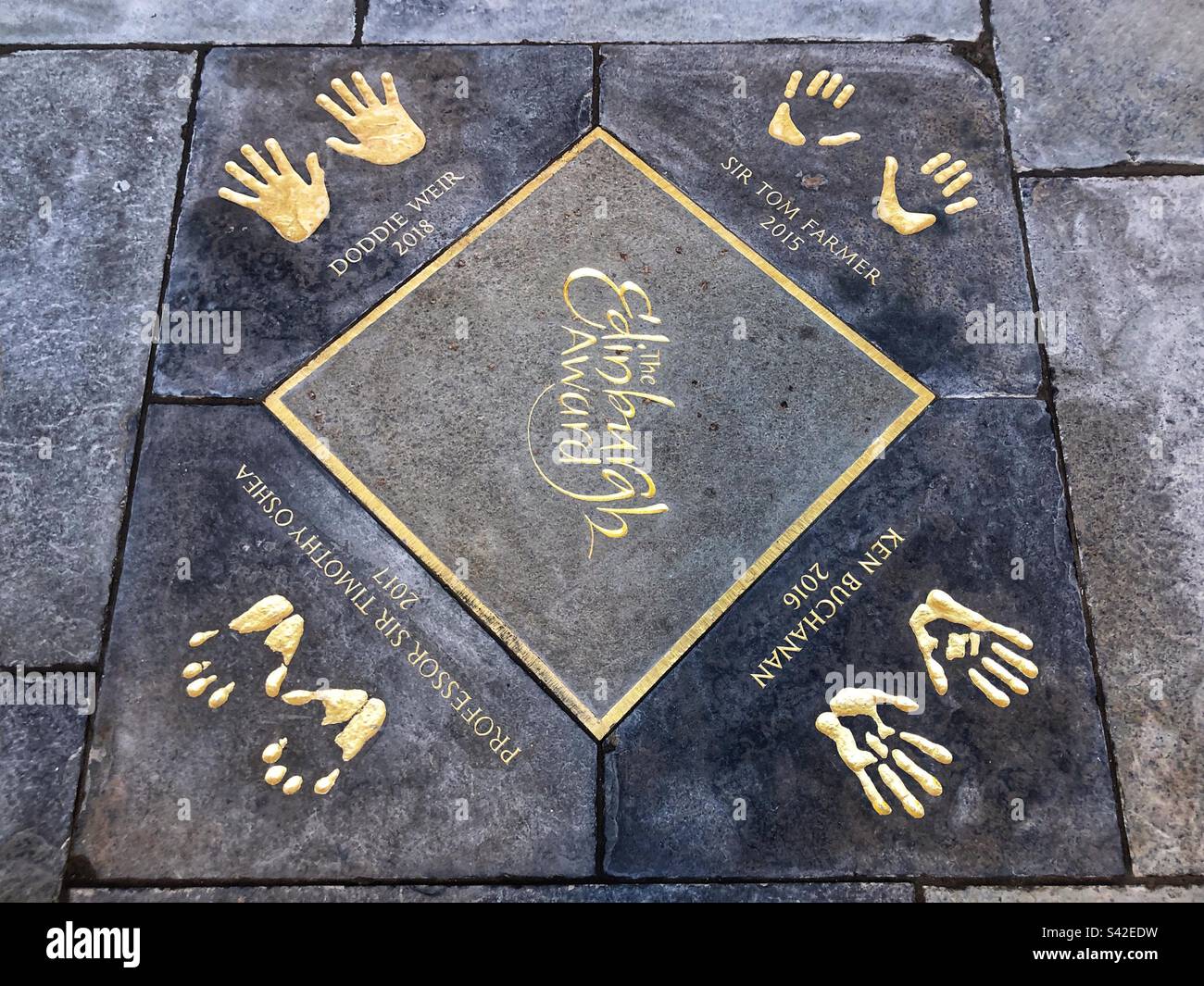 Reproductions de Doddie Weir, de Sir Tom Farmer, de Sir Timothy O’Shea et de Ken Buchanan à Edinburgh City Chambers on the Royal Mile, Édimbourg, Écosse - Image de stock capturée avec un smartphone