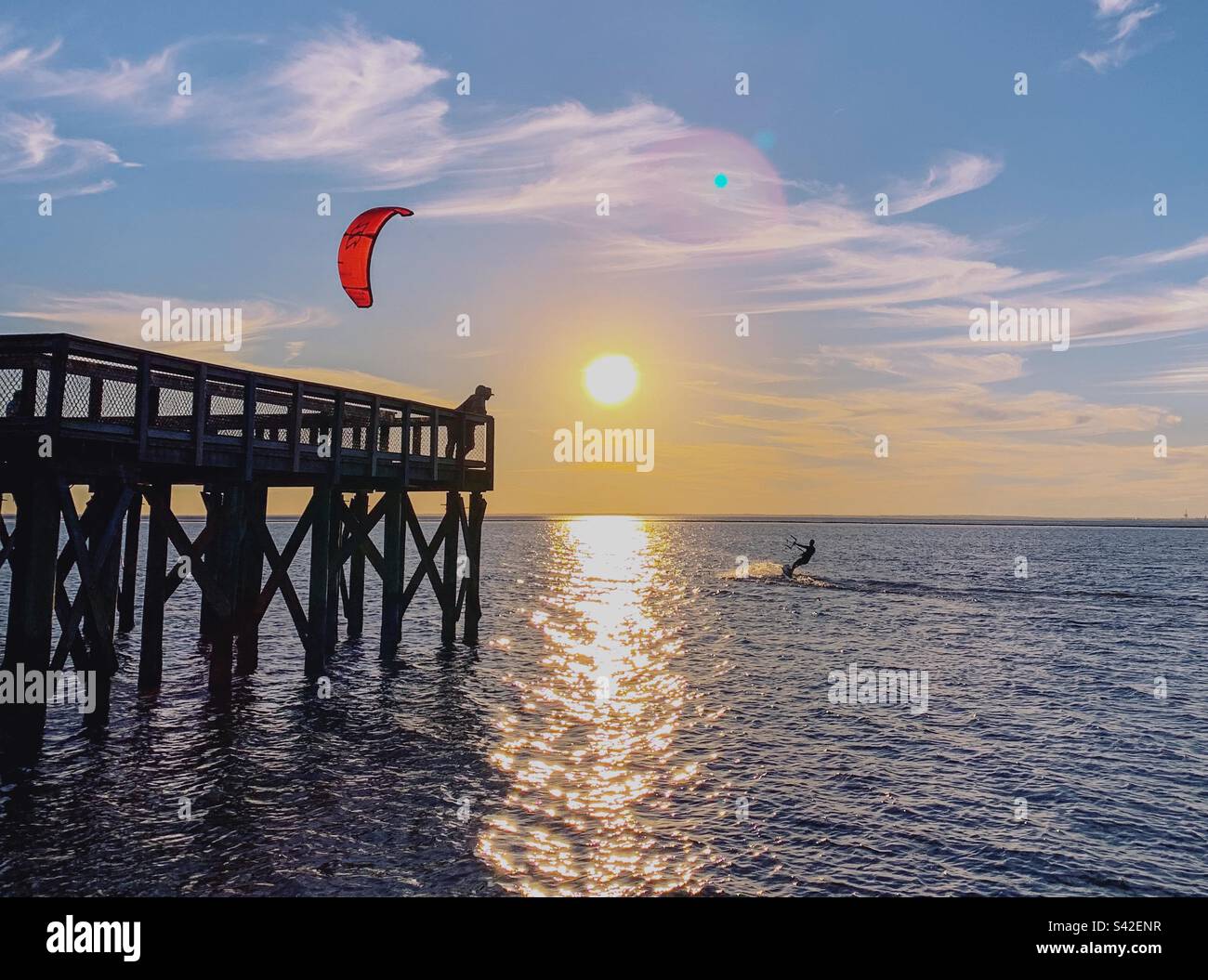 Kitesurf sur Mobile Bay au coucher du soleil Banque D'Images