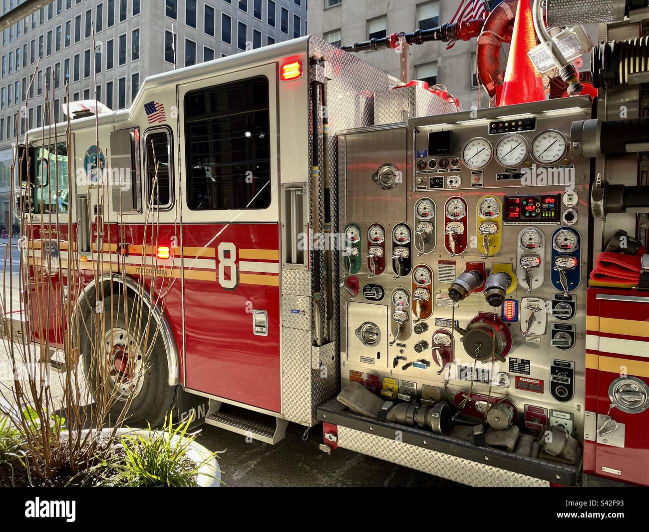 Camion de pompiers américain dans une rue à New York. Photo prise à New York en décembre 2022 Banque D'Images