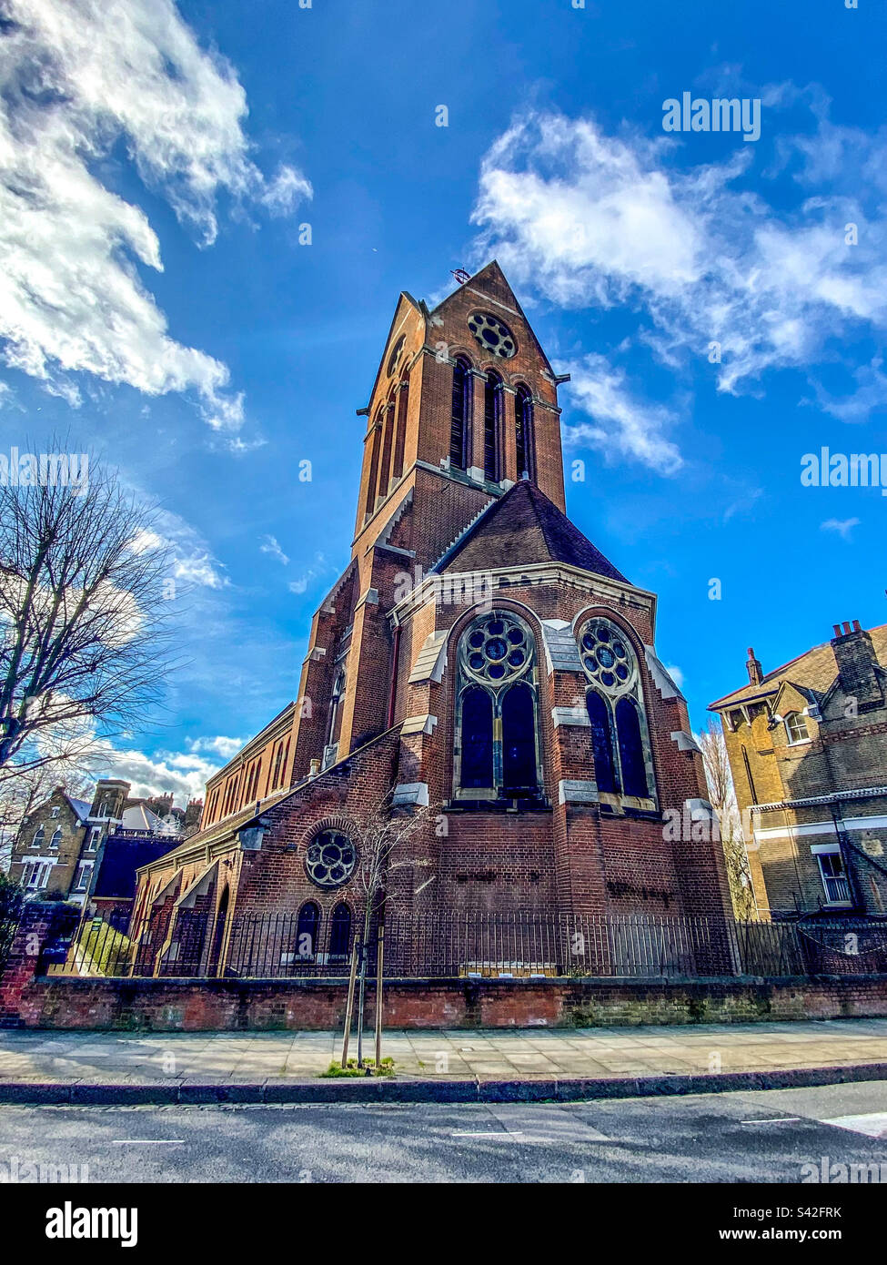 Une grande église dans le nord de Londres par temps clair Banque D'Images