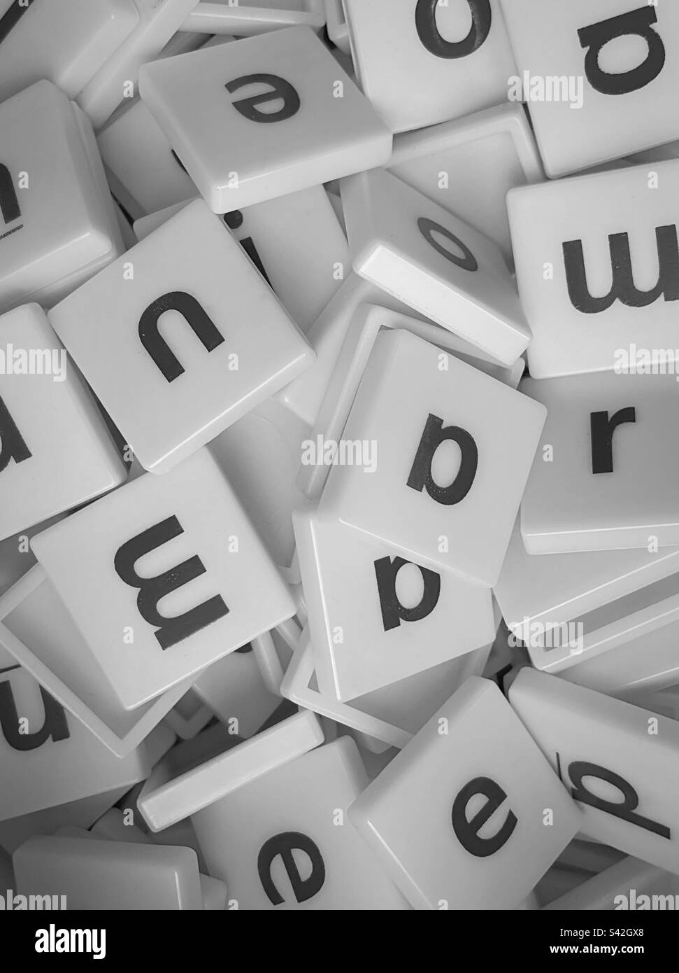 Lettres de l'alphabet éducatif utilisées pour l'apprentissage en pépinière et en enseignement primaire. (Noir et blanc) Banque D'Images