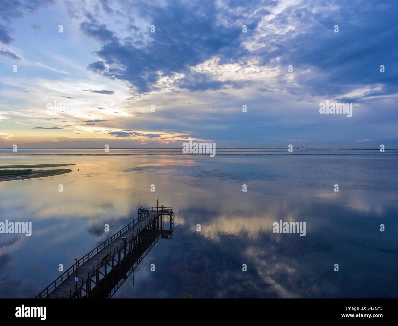 Coucher de soleil réfléchissant sur Mobile Bay au parc Bayfront à Daphne, Alabama Banque D'Images