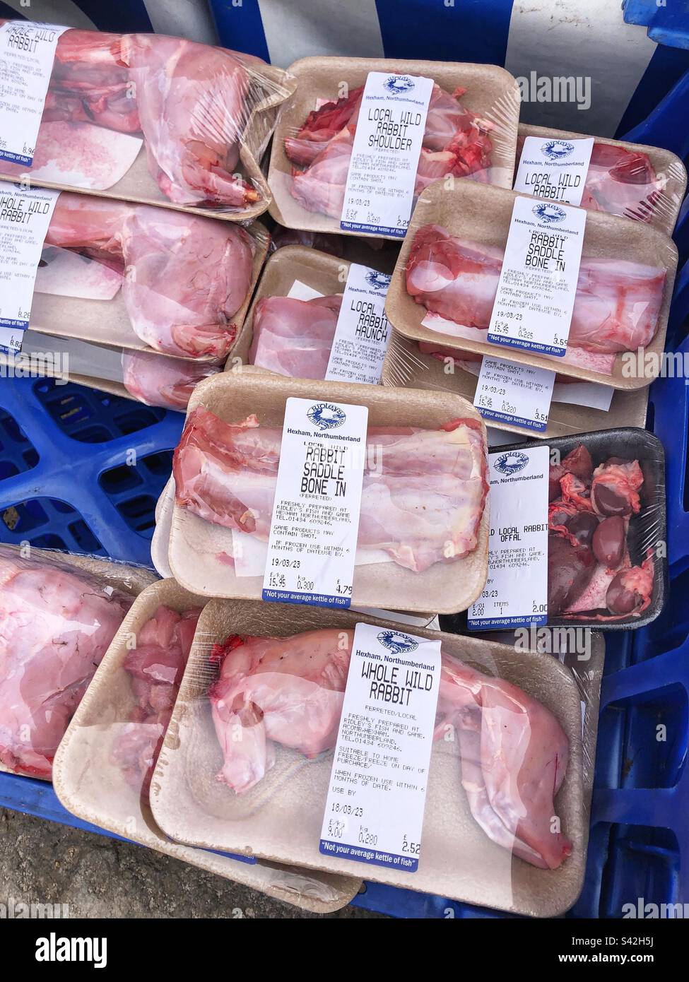 Produits de gibier sauvage de spécialité et diverses coupes de viande de lapin dans la stalle du marché agricole local - Image de stock capturée avec un smartphone