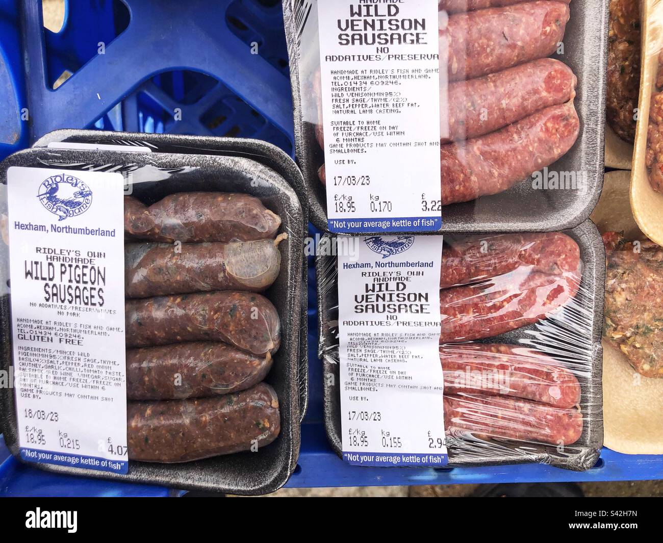 Spécialité produits de gibier sauvage et coupes de viande à vendre au marché agricole local, saucisses de gibier sauvage et saucisses de Pigeon sauvages - Image de stock capturée avec un smartphone
