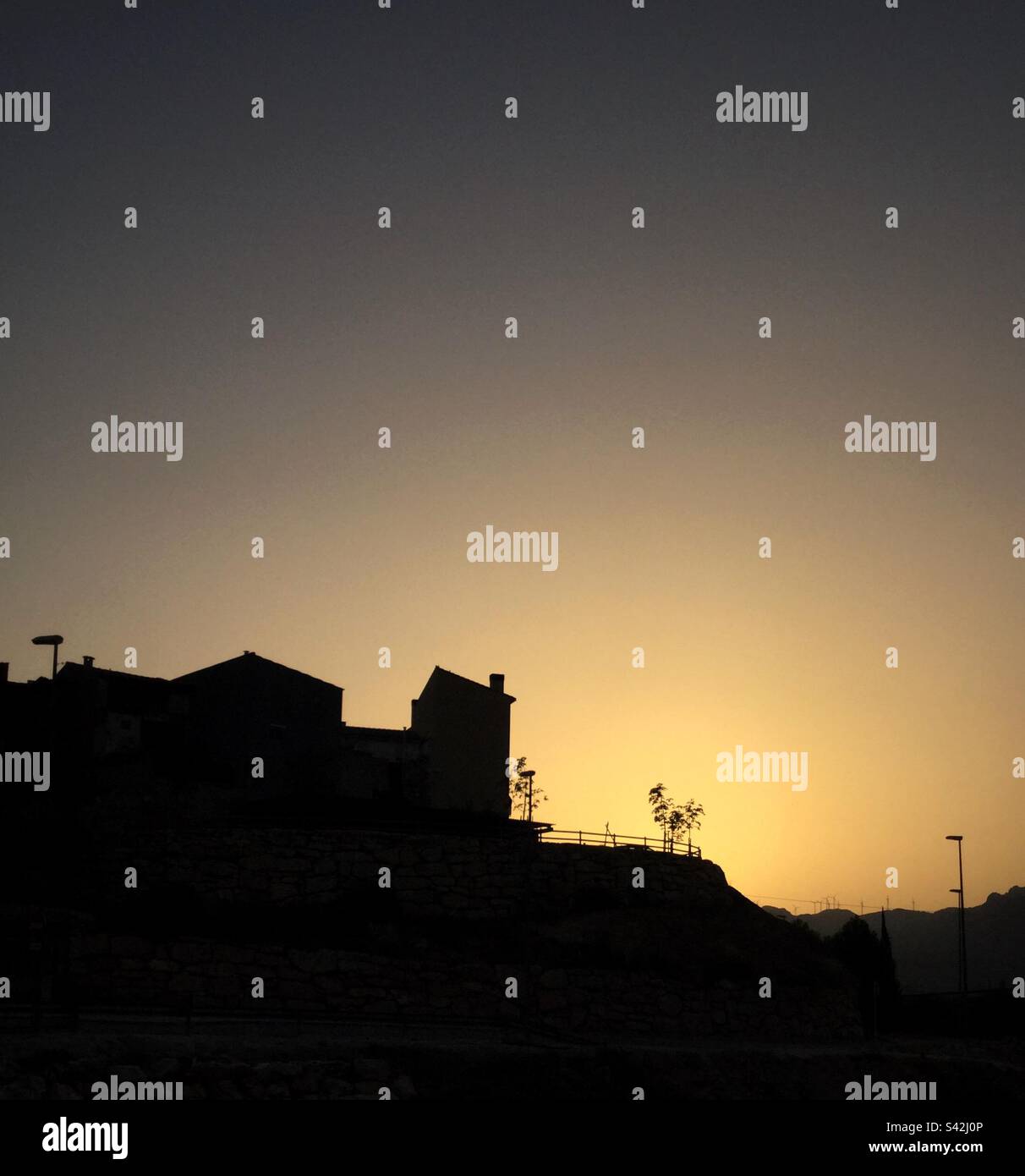 Lever de soleil sur Ascó, Catalogne, Espagne. Banque D'Images