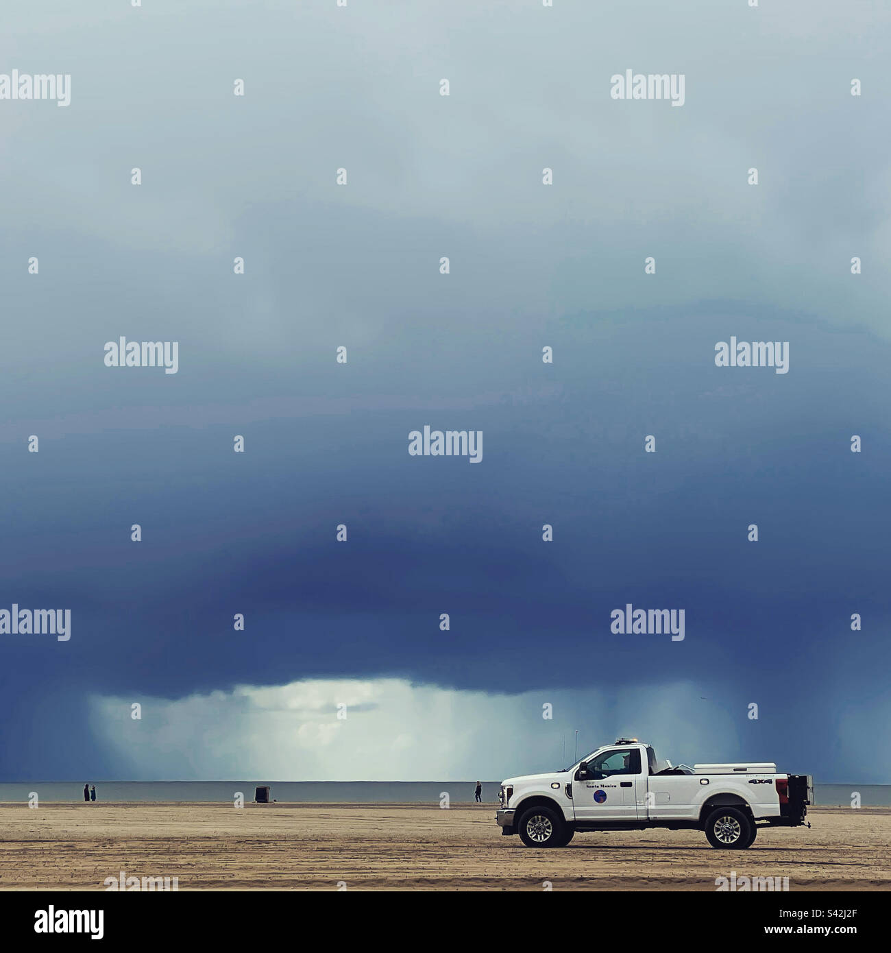 Nuages de pluie sur une plage de sable - Image de stock capturée avec un smartphone