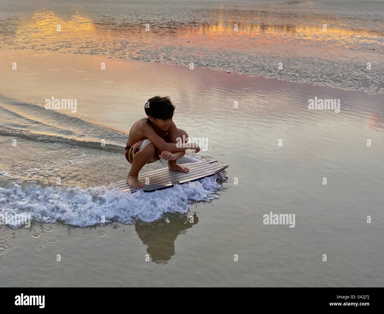 Un garçon de 11 ans pratique et arnaque. – Krabi Thaïlande Banque D'Images