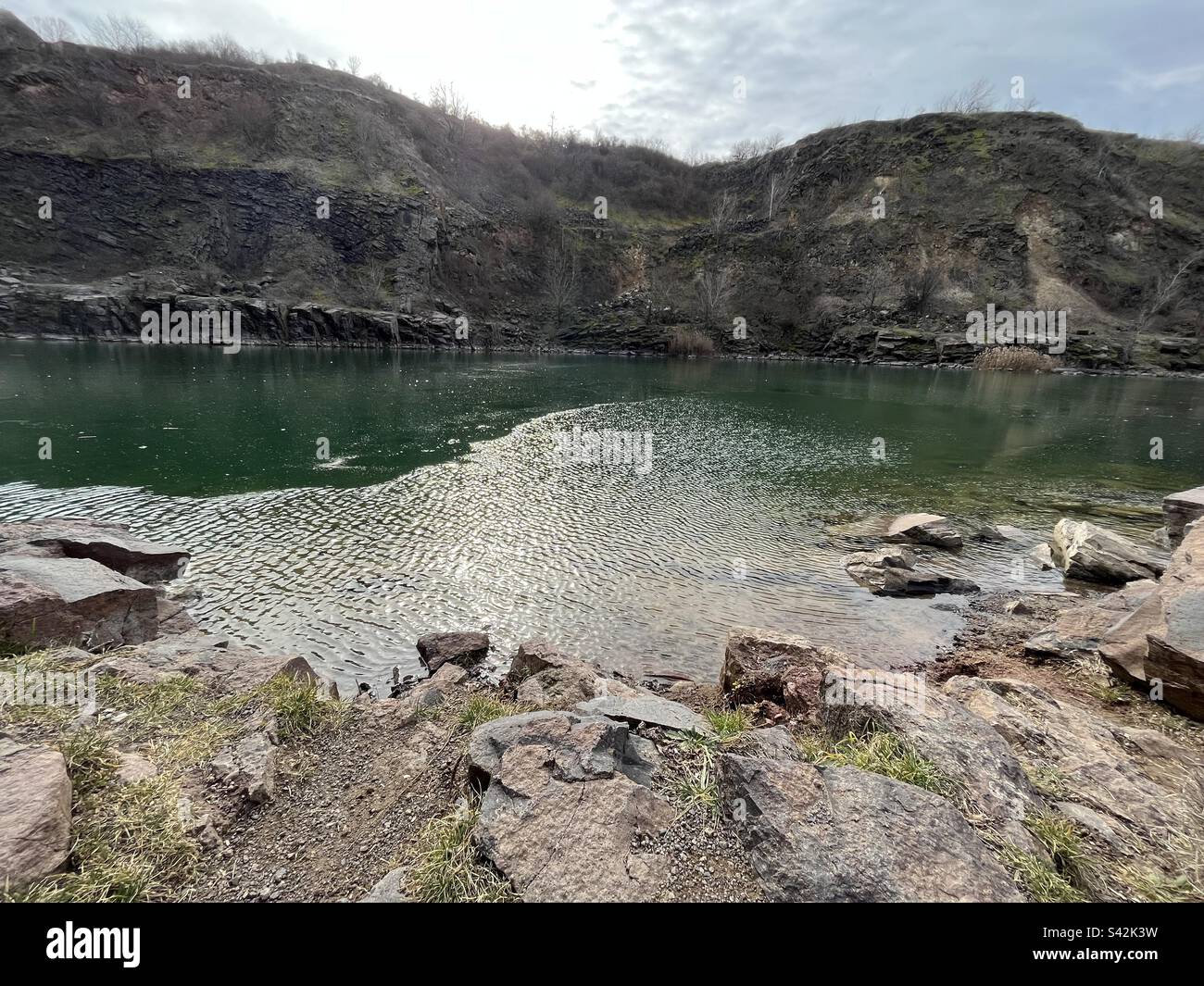Paysage avec collines et lac et pierres en Hongrie. Banque D'Images