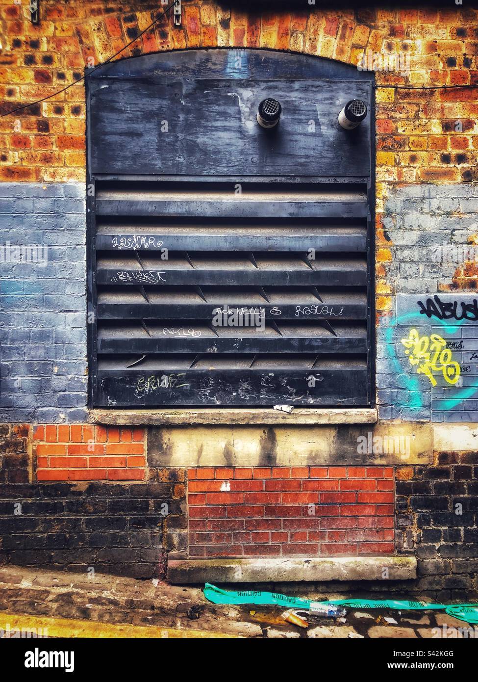 Il a corrigé les briques dans la ruelle arrière - Image de stock capturée avec un smartphone