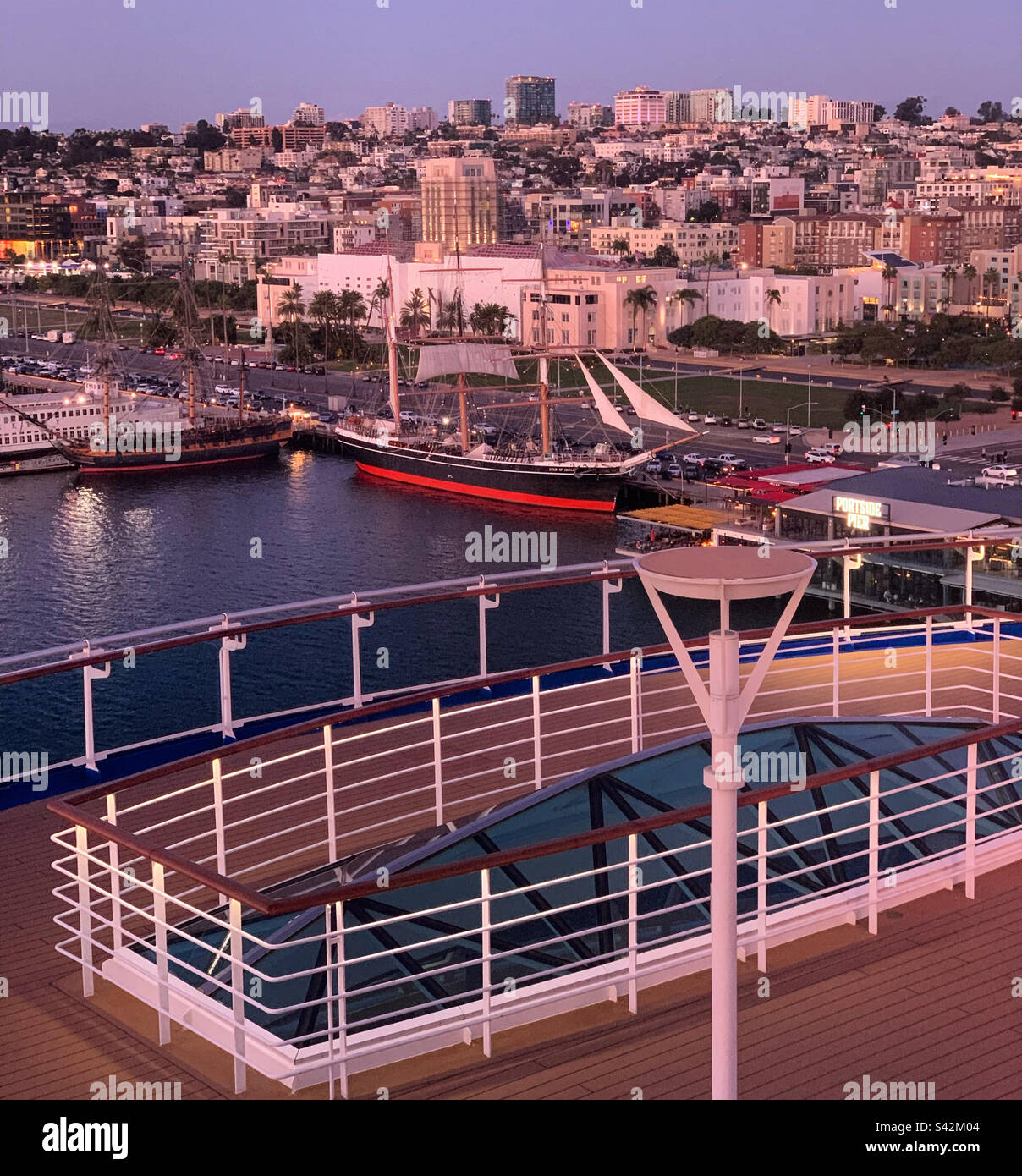Novembre 2022, sur le navire de croisière Royal Princess à la fin d'une journée en visite à San Diego, Californie, États-Unis Banque D'Images