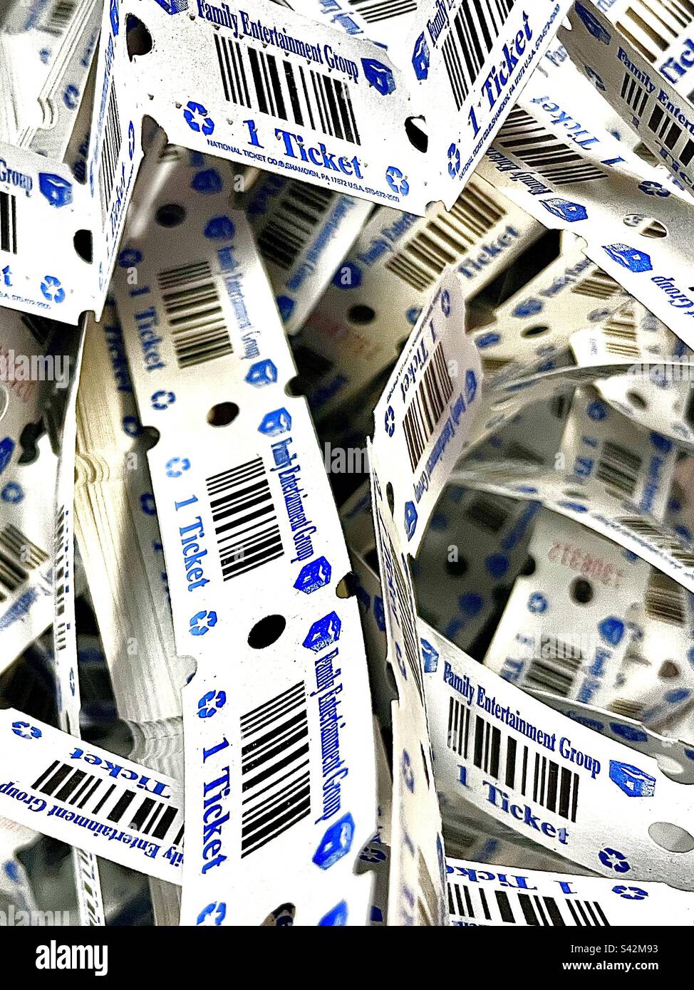 Les billets de marque Family Entertainment Group remplissent le cadre entier - Image de stock capturée avec un smartphone