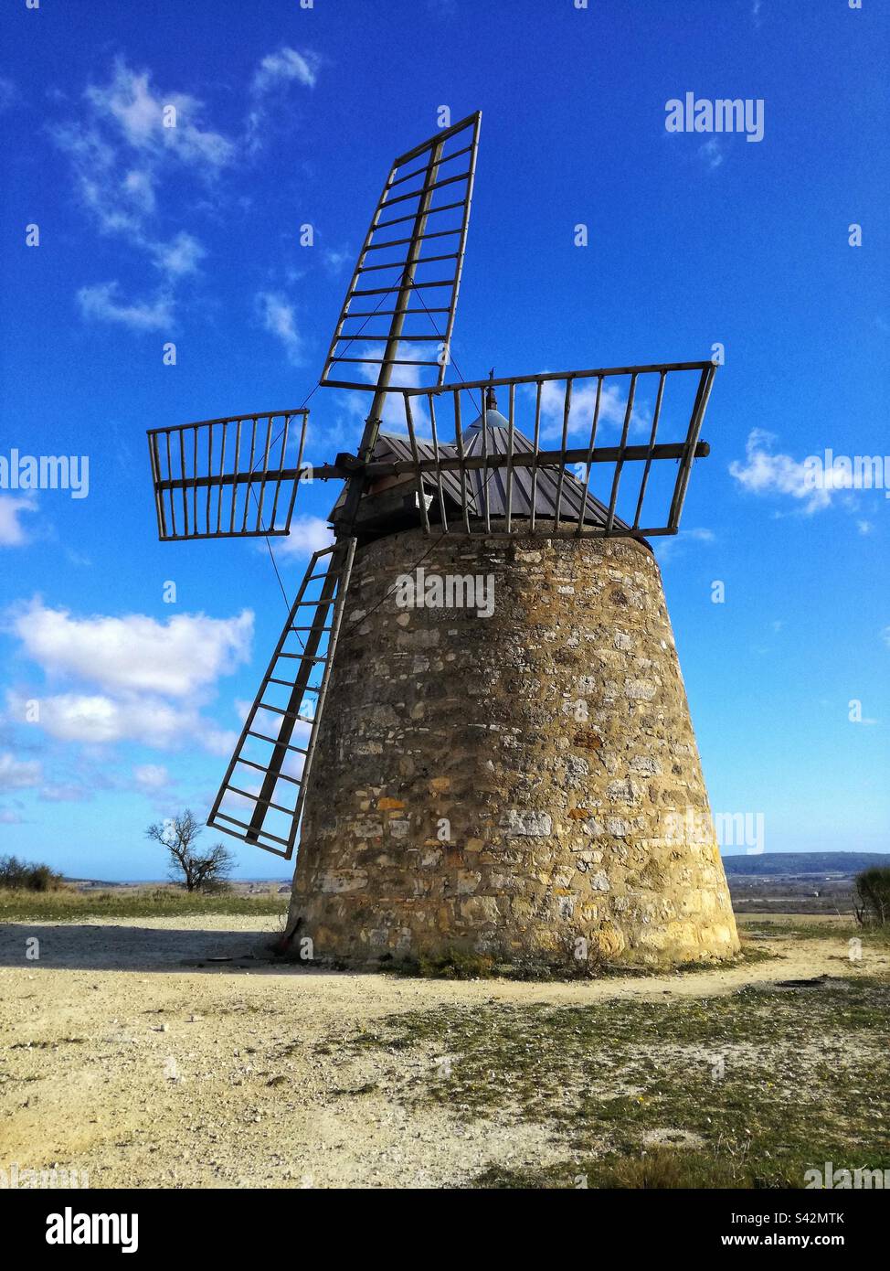 Ancien moulin à vent de Nissan-lez-Enserune. Occitanie, France Banque D'Images