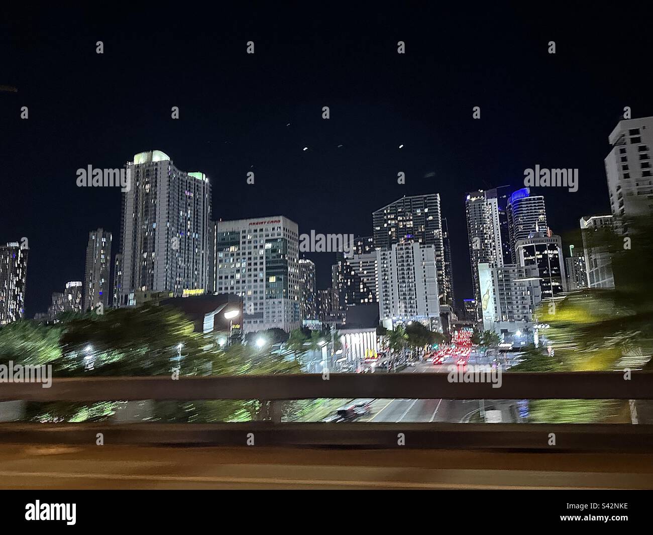 Une photo de nuit prise avec mon iPhone à partir d'un passage supérieur du quartier de Brickel à Miami en floride Banque D'Images