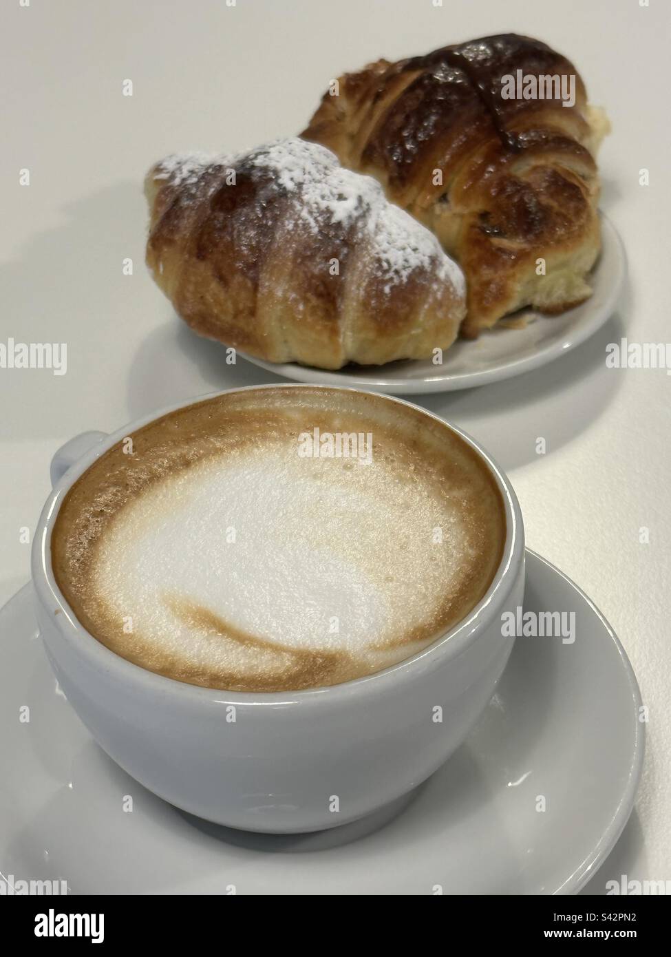 Petit-déjeuner italien avec cappuccino et deux croissants Banque D'Images
