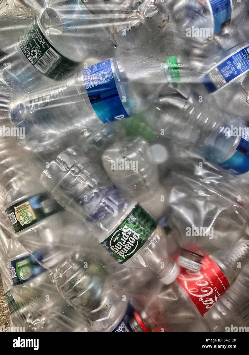 Bouteilles de soda et d'eau dans un sac de recyclage. Banque D'Images