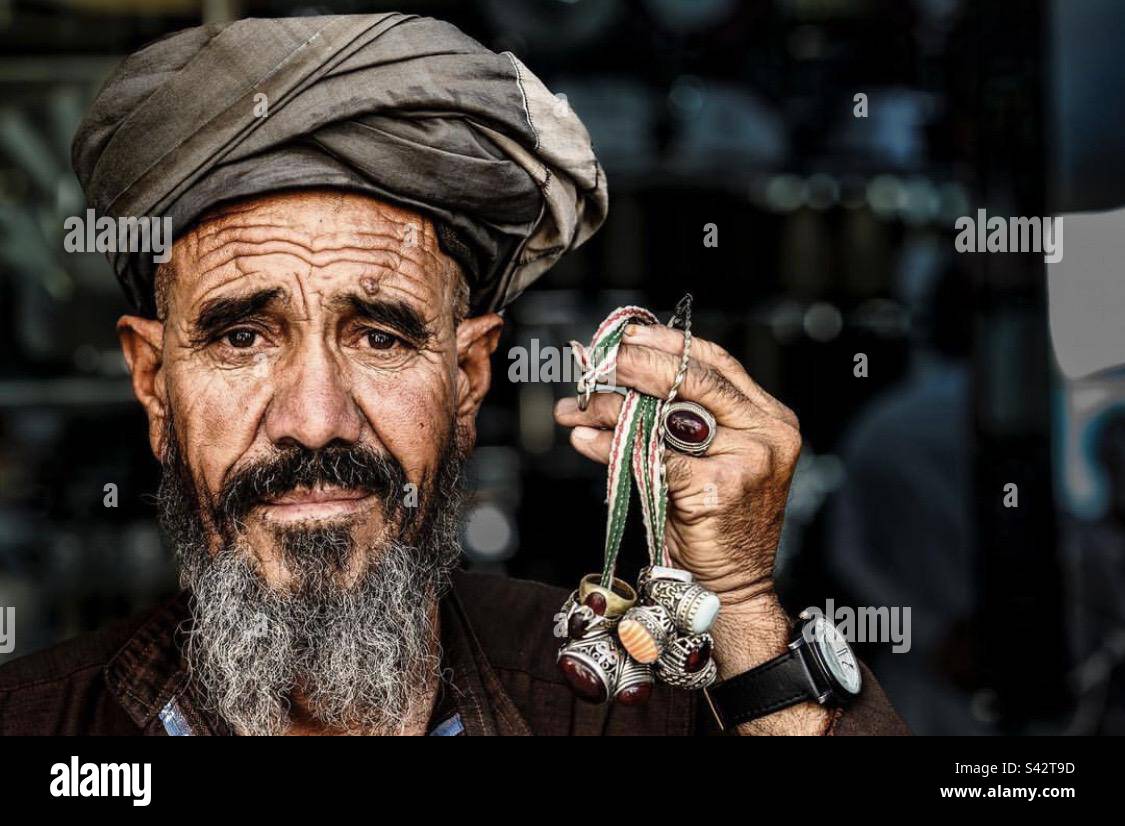 Vieil homme afghan avec des anneaux coûteux. Banque D'Images