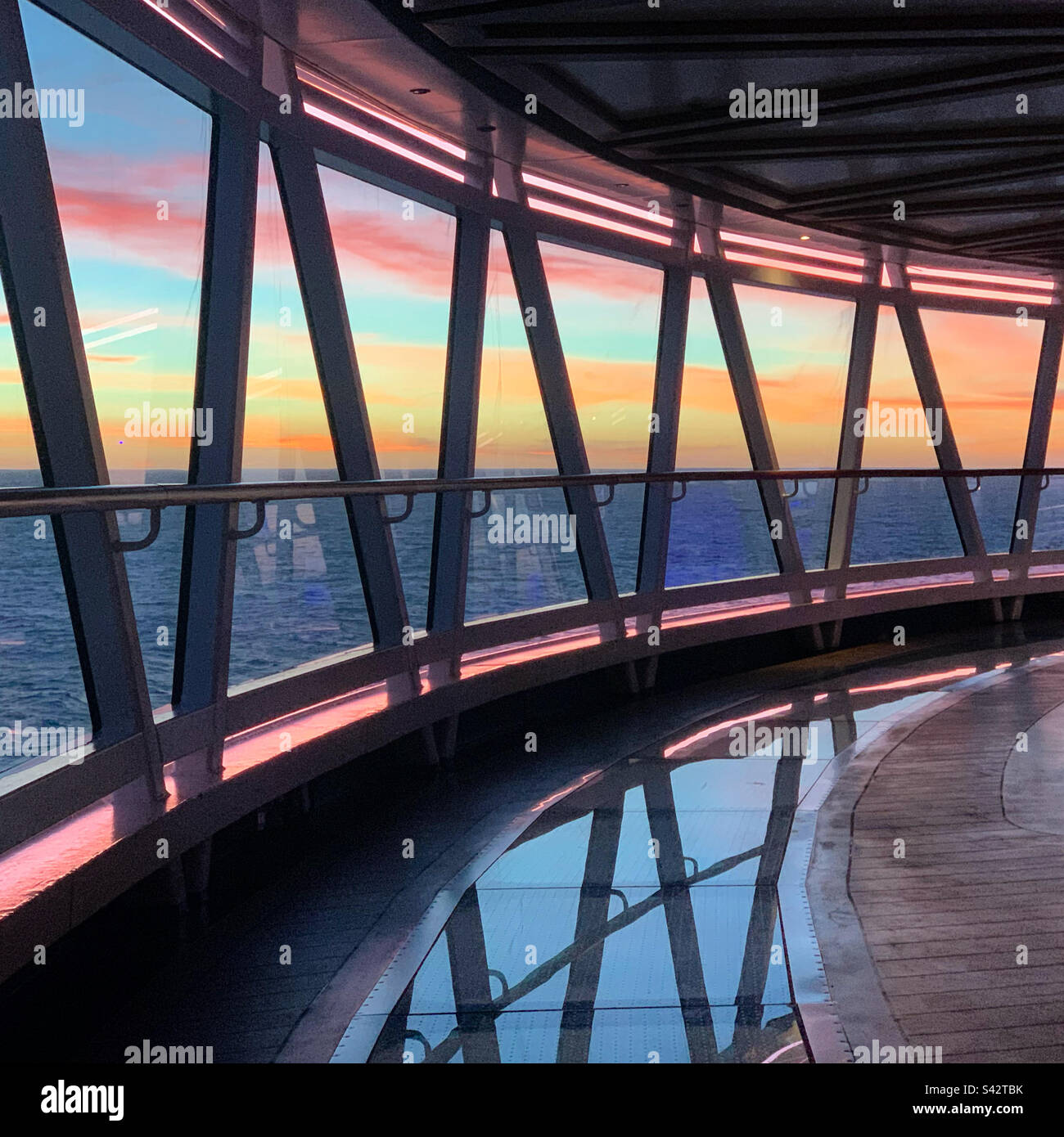 Novembre, 2022, coucher de soleil vue de la Seawalk sur la princesse royale tout en naviguant loin d'Ensenada, Baja Californie, Mexique, retour à San Francisco, Californie, États-Unis - Image de stock capturée avec un smartphone