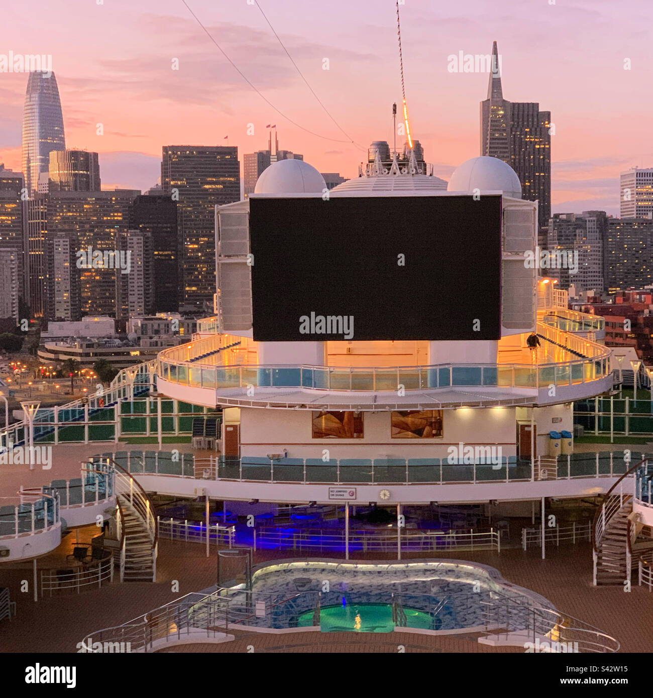 Novembre 2022, lever du soleil sur les gratte-ciels vus du pont de la princesse royale, de retour d'une croisière sur la côte de la Californie, San Francisco, Californie, États-Unis - Image de stock capturée avec un smartphone