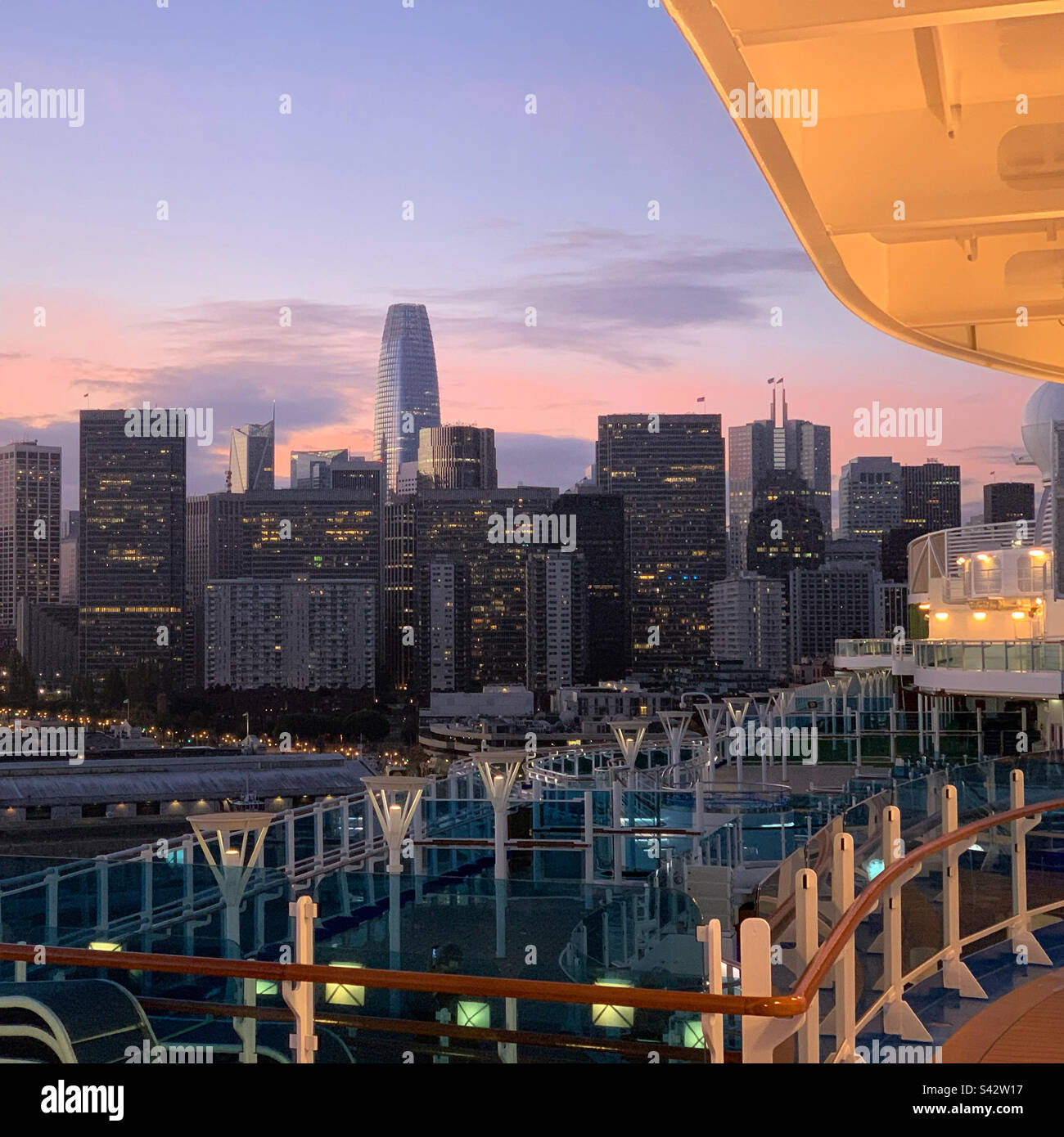 Novembre 2022, lever du soleil sur les gratte-ciels vus du pont de la princesse royale, de retour d'une croisière sur la côte de la Californie, San Francisco, Californie, États-Unis - Image de stock capturée avec un smartphone