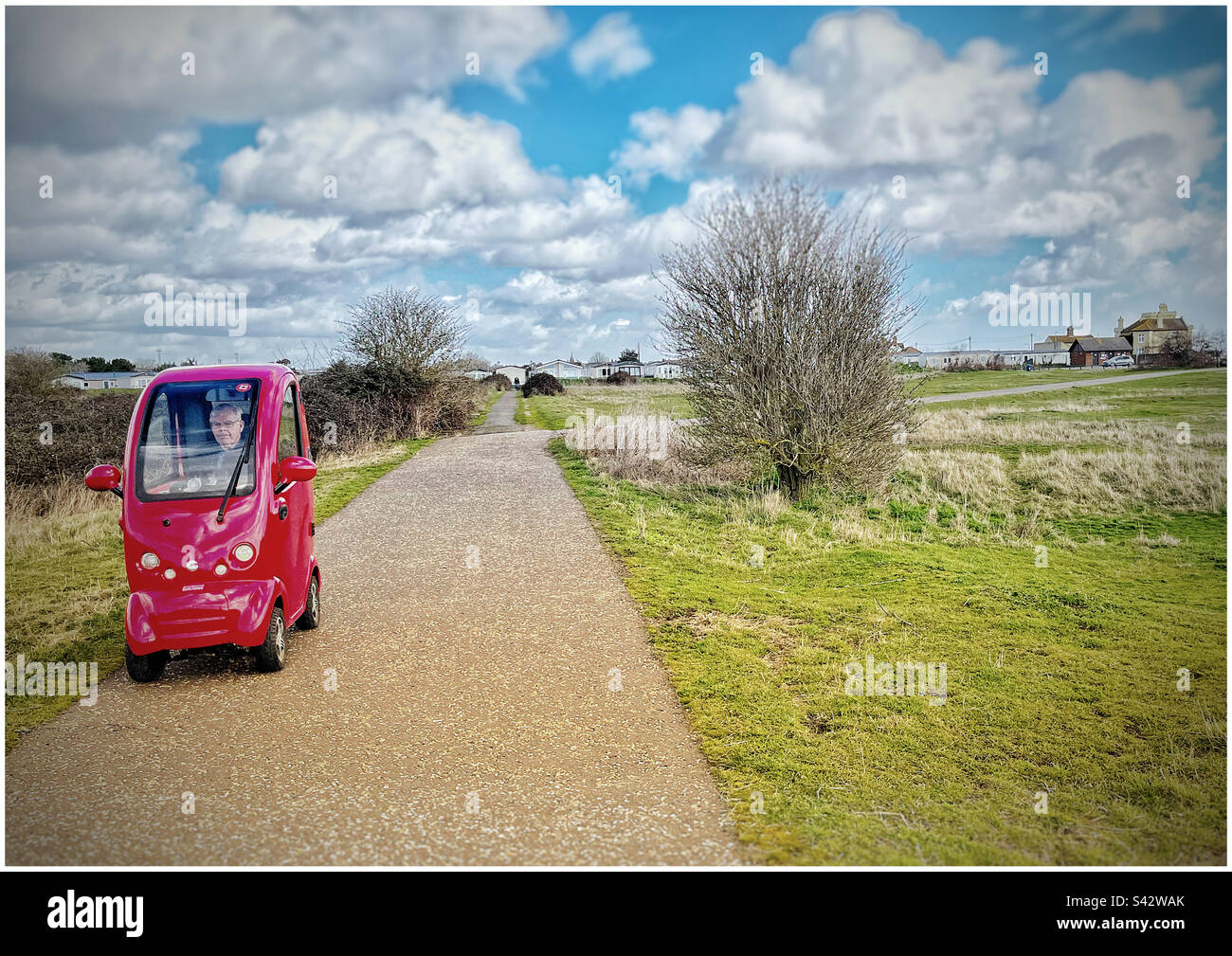 Petite voiture rouge sur les sentiers près du front de mer de Felixstowe Banque D'Images