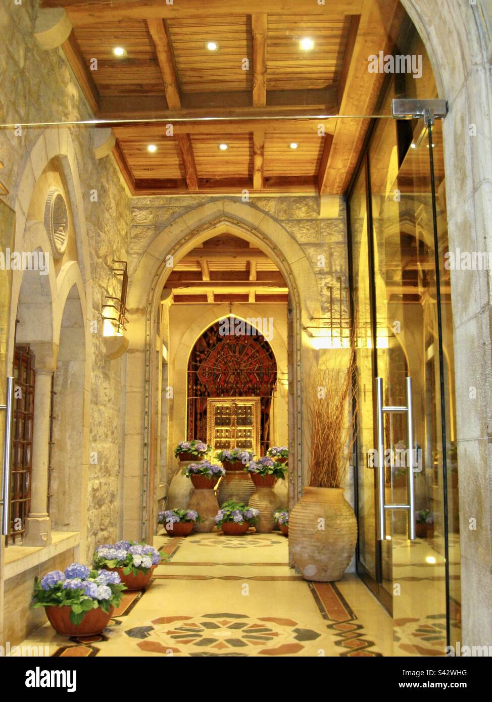 Piles de pots de fleurs avec chrysanthèmes à l'entrée dorée, beyrouth, Liban Banque D'Images