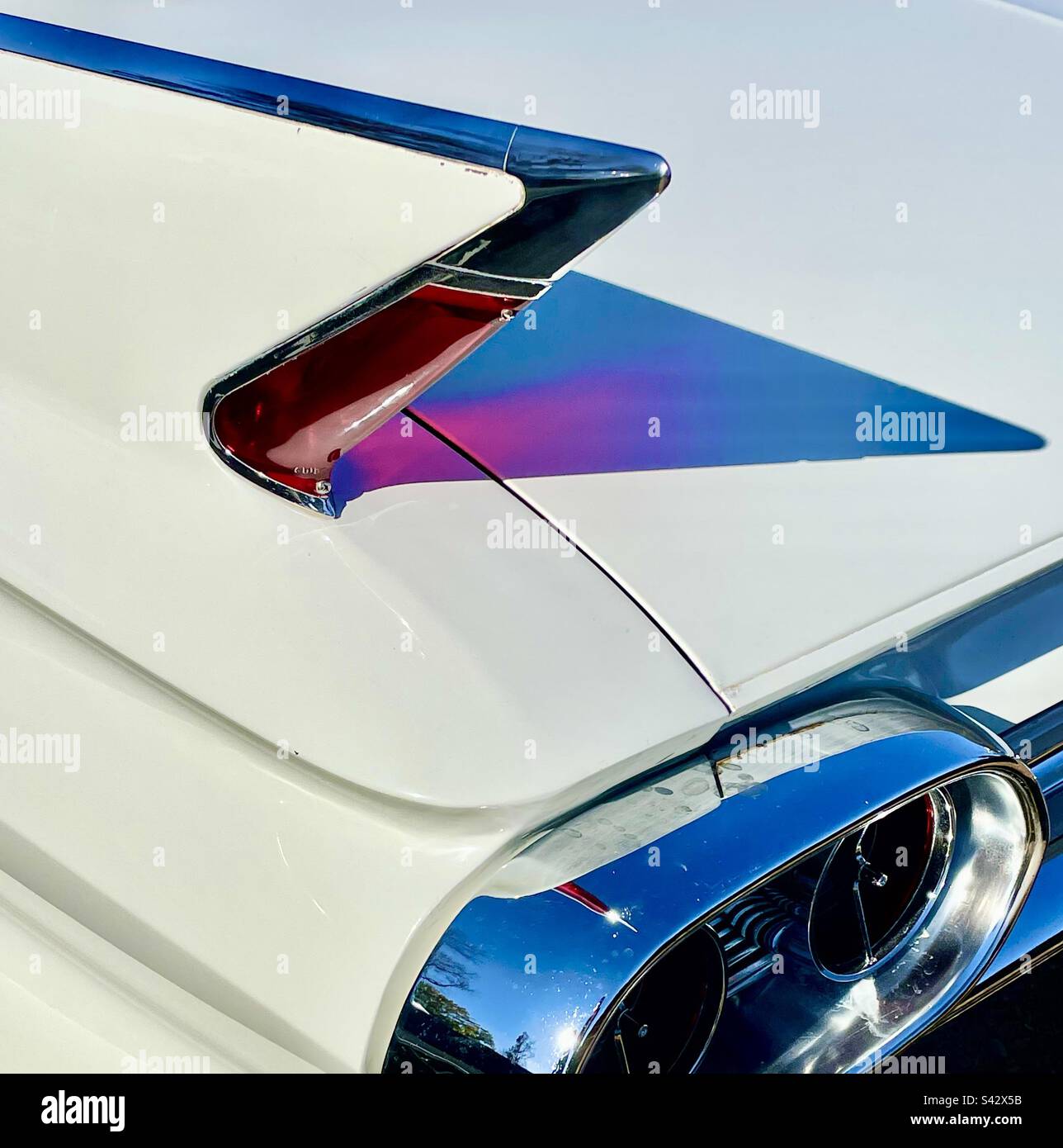 Voiture américaine d'époque. Formes classiques, design impeccable. Voitures de rêve, imagination automobile. - Image de stock capturée avec un smartphone