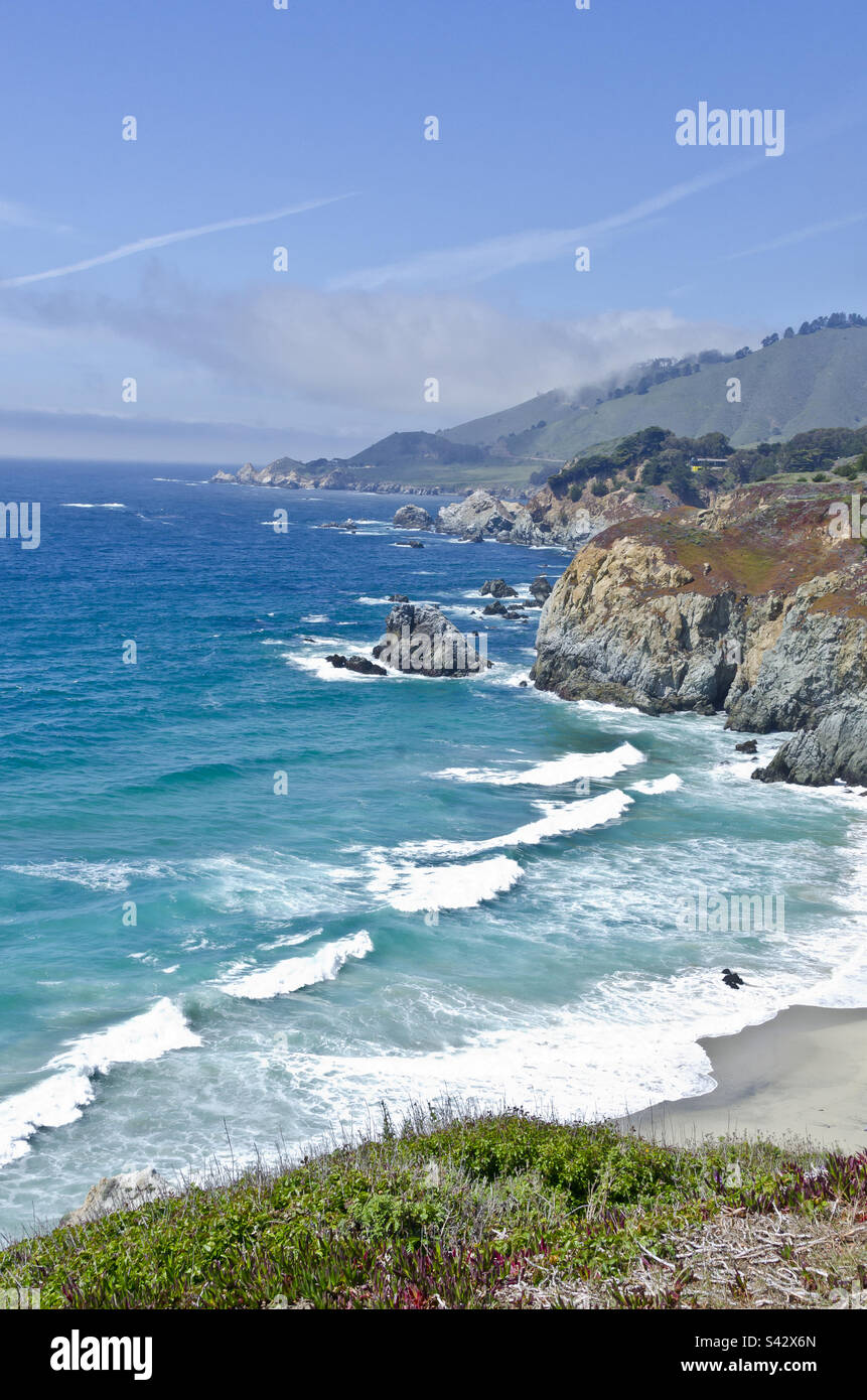 La plage rocheuse le long de l'autoroute 101 en Californie - Image de stock capturée avec un smartphone