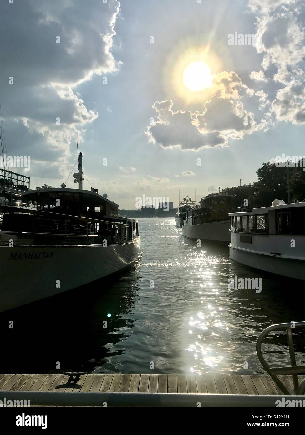 Nuages de soleil et bateaux le long de l'Hudson, New York Banque D'Images