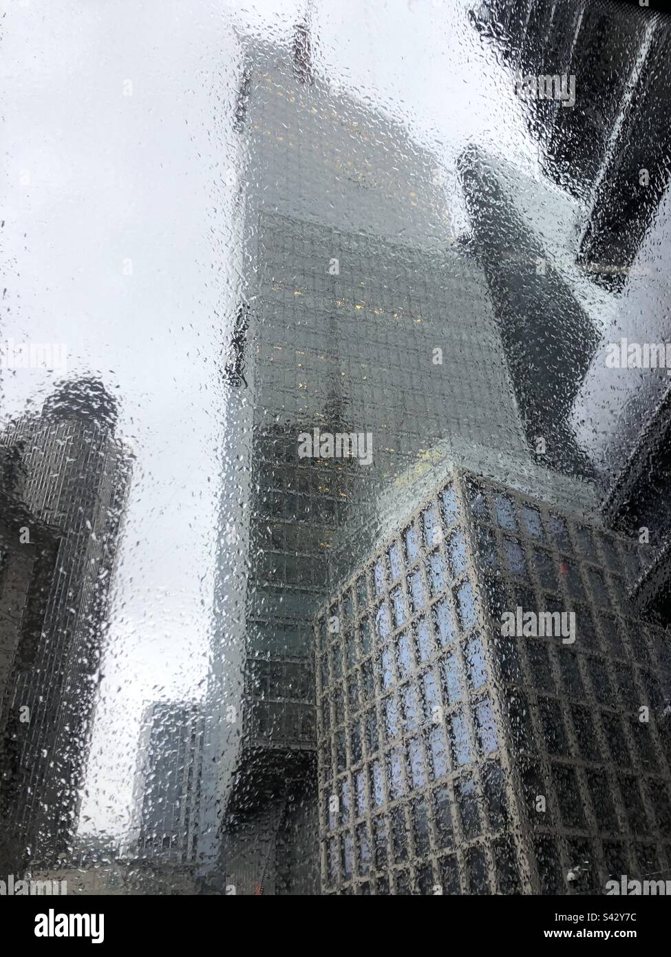 La ville et les grands bâtiments de Londres photographiés de l'arrière W bus à impériale lors d'un jour de pluie Banque D'Images