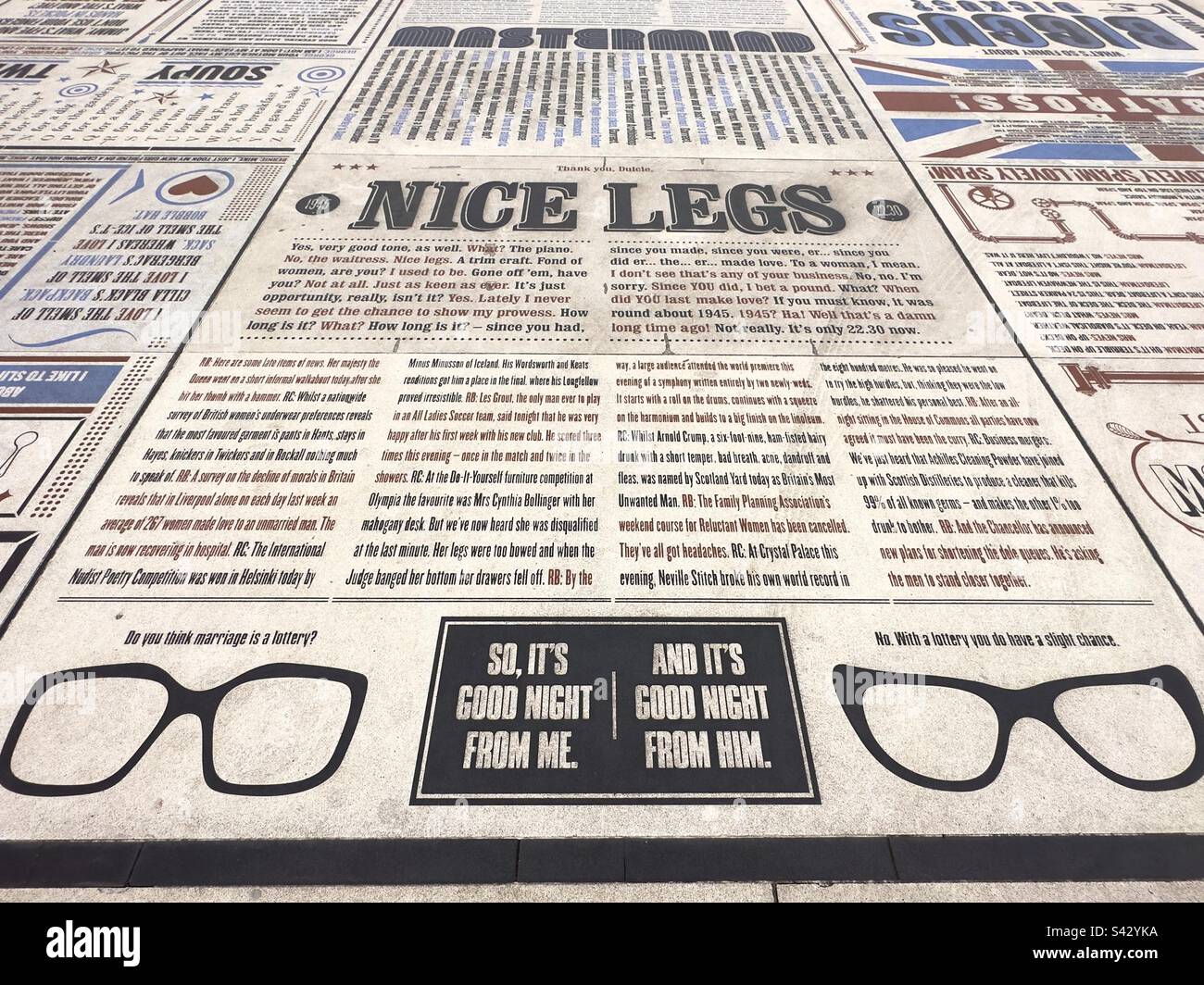 Une section du tapis de comédie de Blackpool montrant certaines des lignes de bande dessinée des deux Ronnies ainsi que leurs cadres de spectacle de marque - Image de stock capturée avec un smartphone