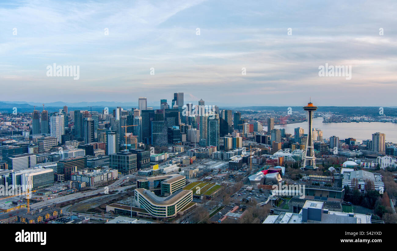 Vue aérienne de Seattle, Washington au coucher du soleil en mars 2023 Banque D'Images