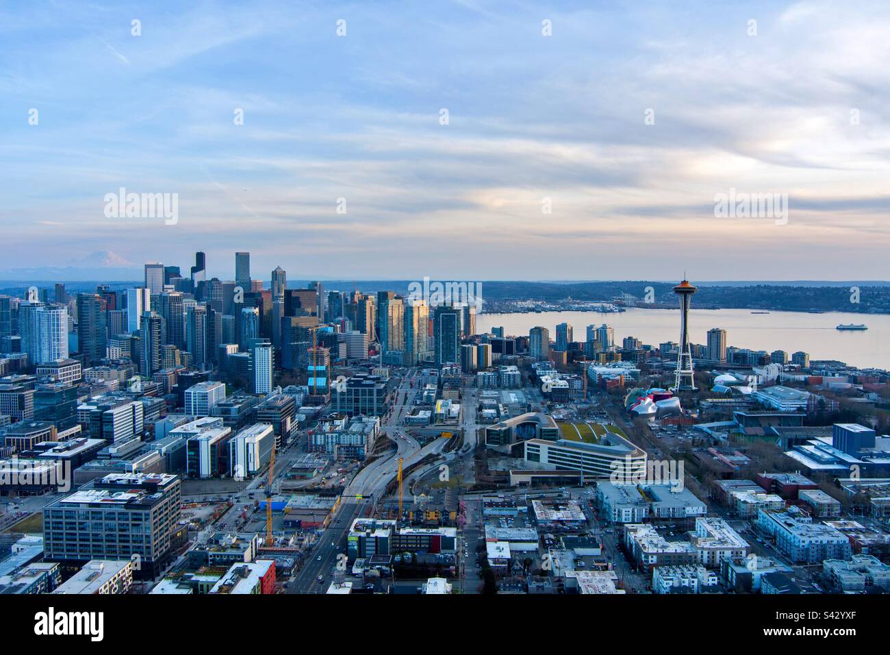 Vue aérienne sur le front de mer du centre-ville de Seattle au coucher du soleil en mars Banque D'Images