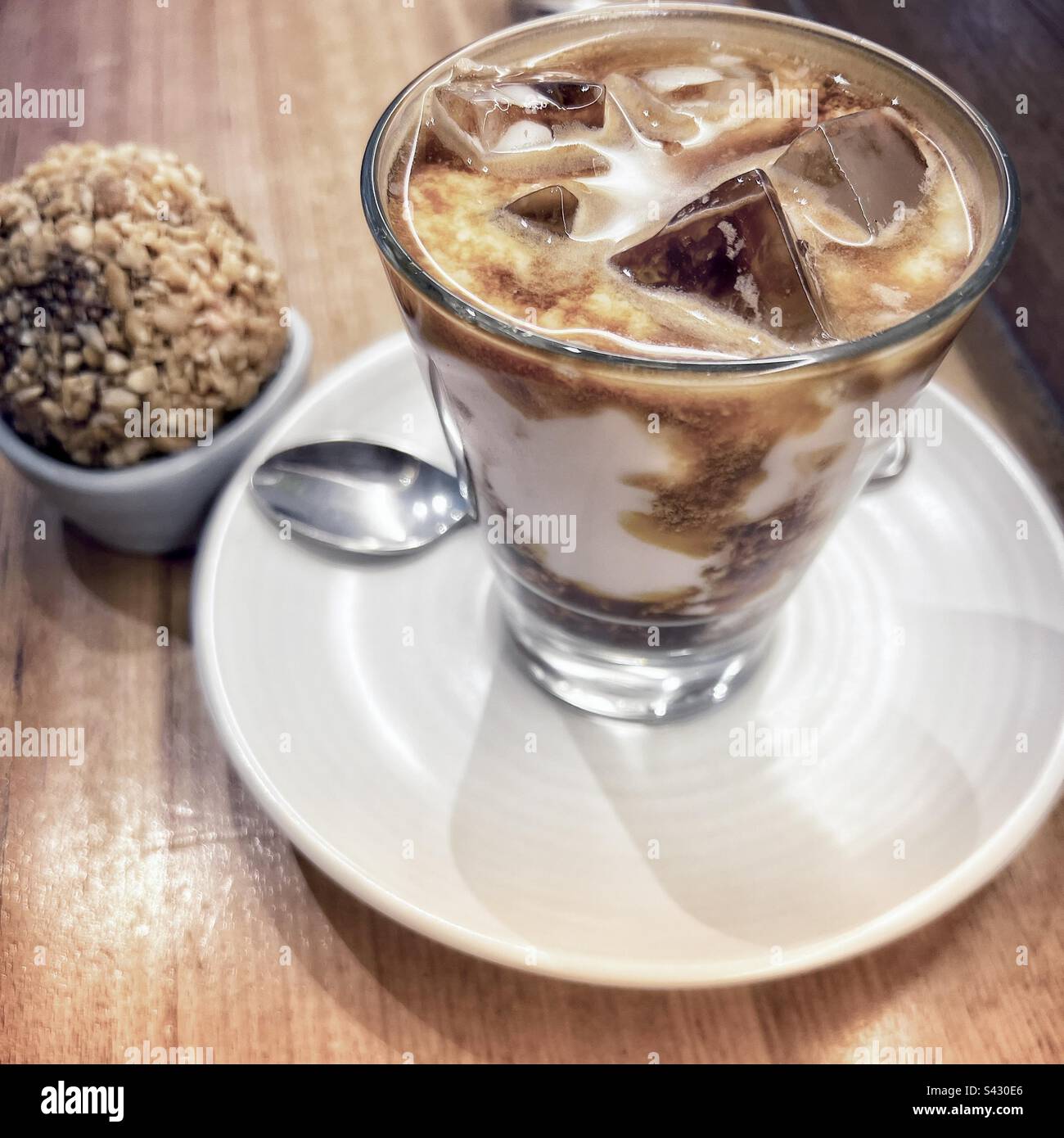 Latte glacée avec boule d'énergie pour l'été - Melbourne, Australie Banque D'Images