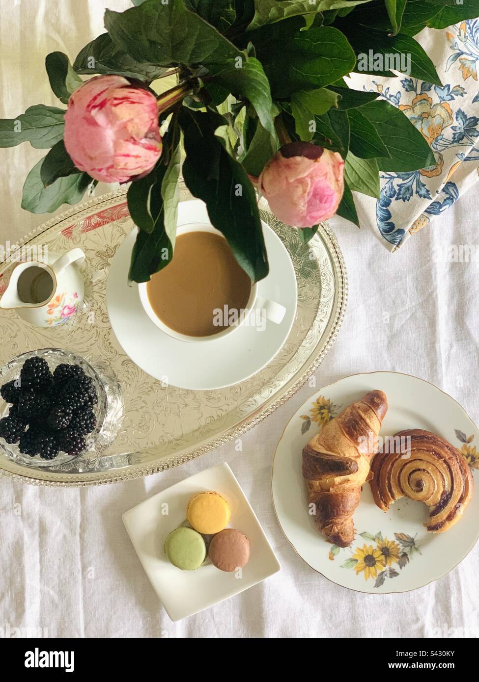 Bonjour, le petit déjeuner est servi. Pivoines les plus belles fleurs, leur parfum est divin. Banque D'Images