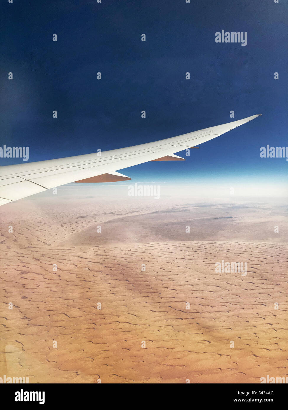 Vue sur le désert en Arabie Saoudite depuis un Boeing 787-9 Dreamliner - Image de stock capturée avec un smartphone