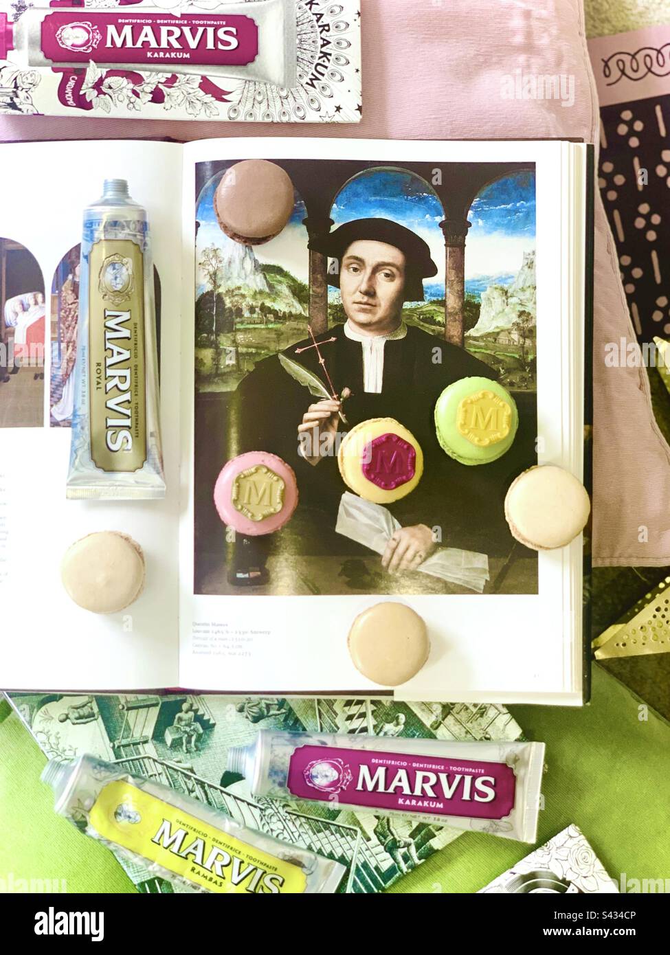 L'amant du dentifrice Marvis, de l'art et des macarons. Banque D'Images