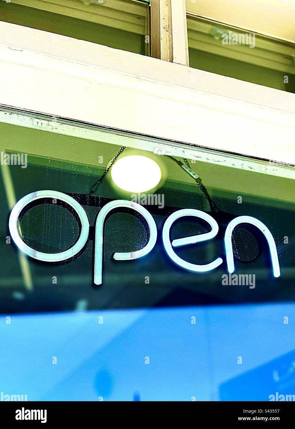 Extérieur du bâtiment boutique, dit OUVERT. Inclut l'espace d'impression. Banque D'Images