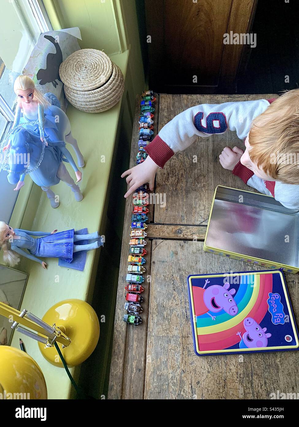 Garçon jouant avec ses trains de jouets Banque D'Images