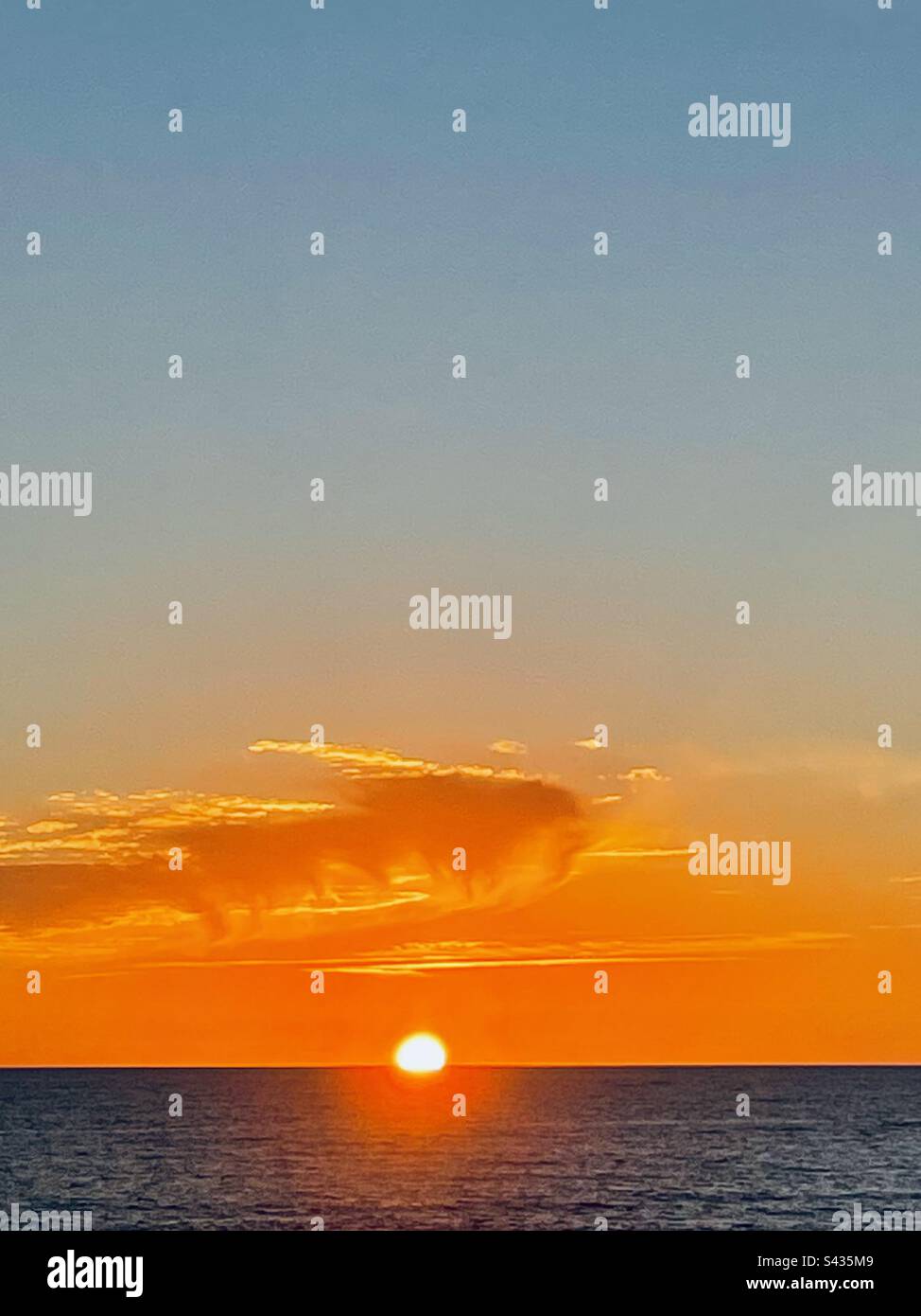 Le plus beau coucher de soleil sur l'océan Banque D'Images