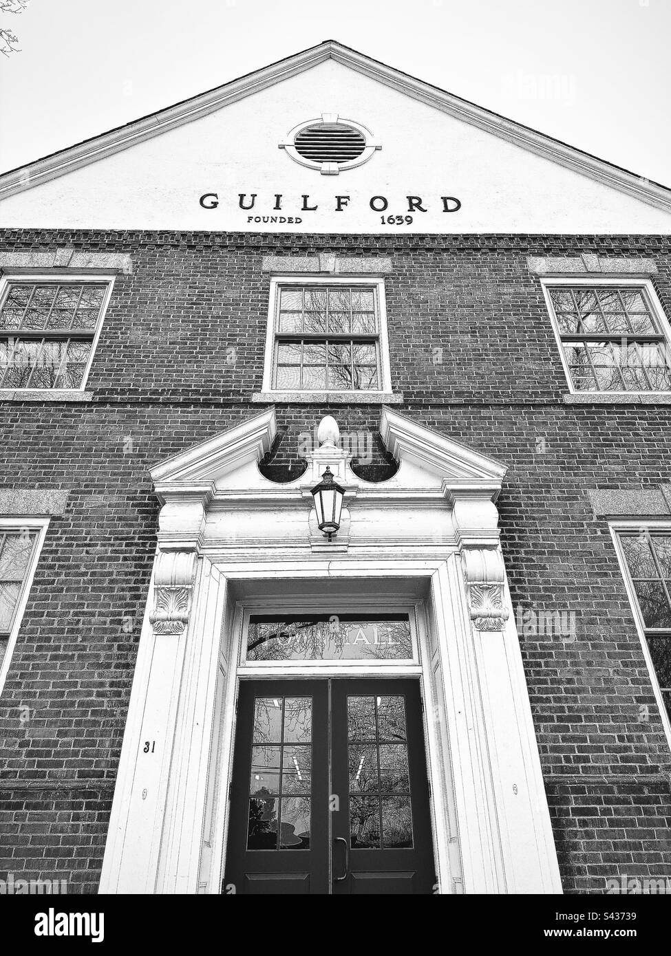 Noir et blanc de l'hôtel de ville de Guilford dans le Connecticut. Tir extérieur regardant la porte et les fenêtres, avec le signe avec les mots Guilford fondée 1639. - Image de stock capturée avec un smartphone