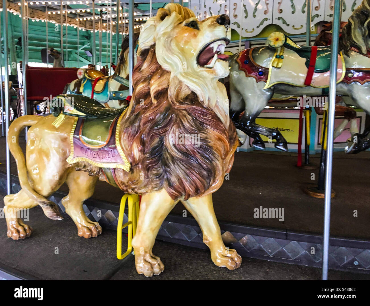 Un lion rugissant sur un ancien grand carrousel ancien Banque D'Images
