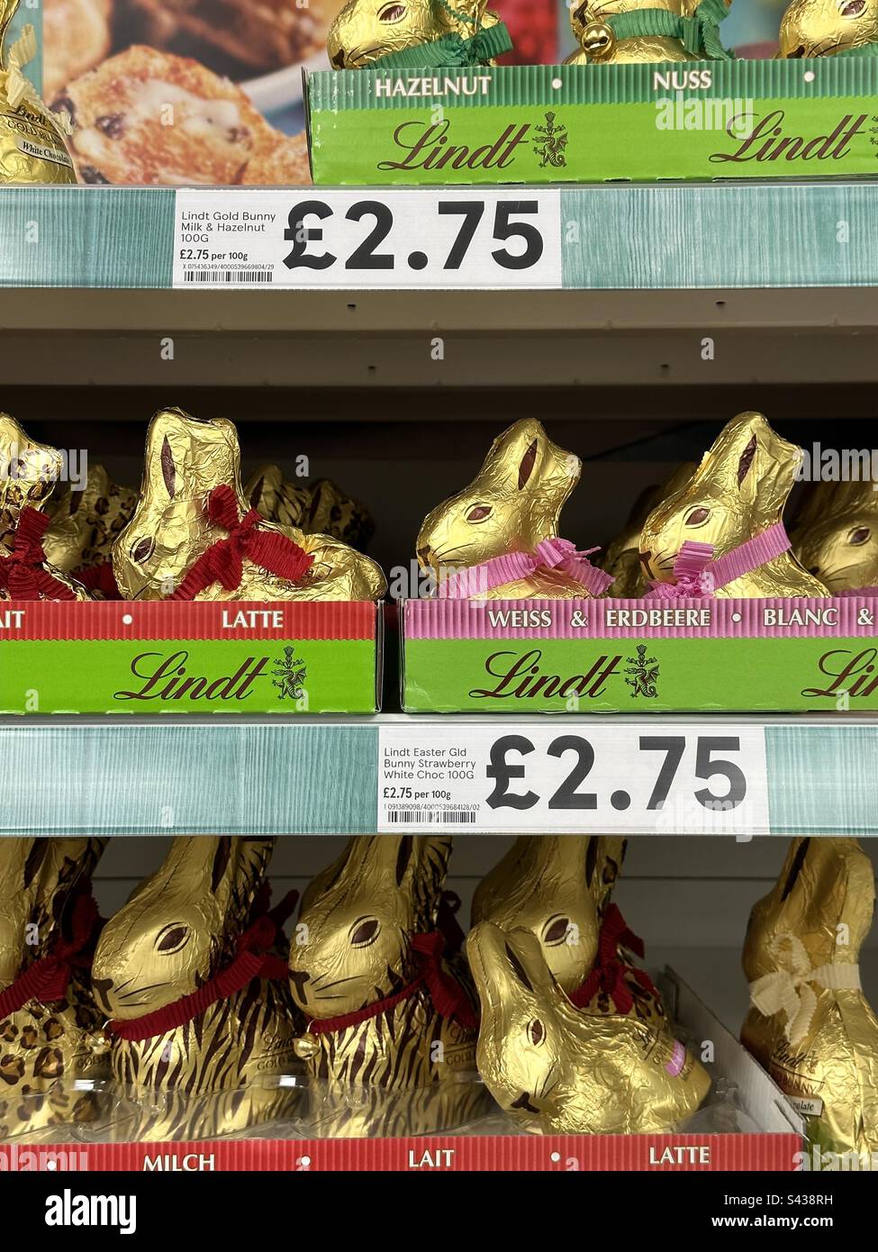 Bunies de Pâques en chocolat dans un supermarché - Image de stock capturée avec un smartphone