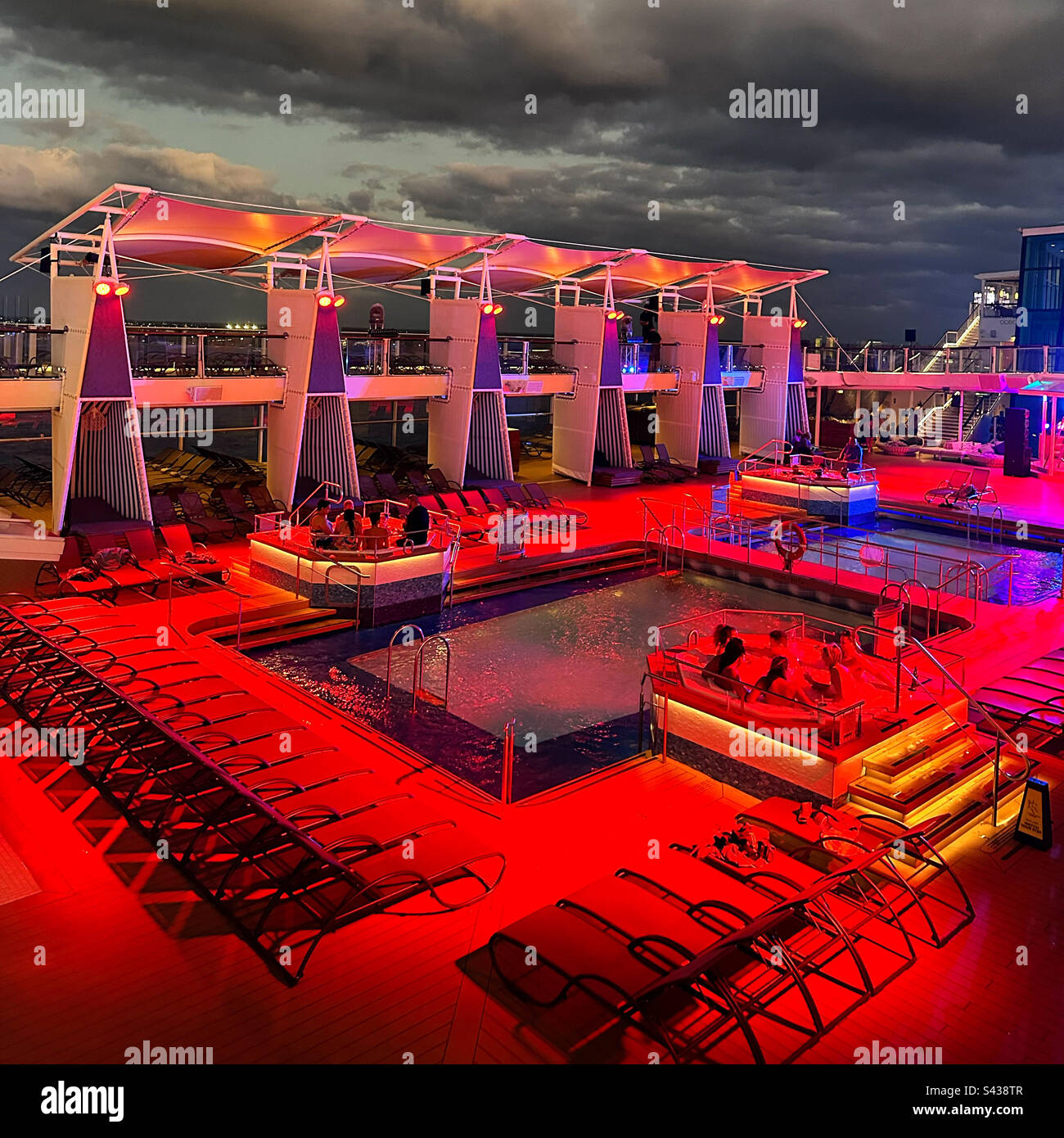 Lumières sur la terrasse de la piscine d'un bateau de croisière la nuit - Image de stock capturée avec un smartphone