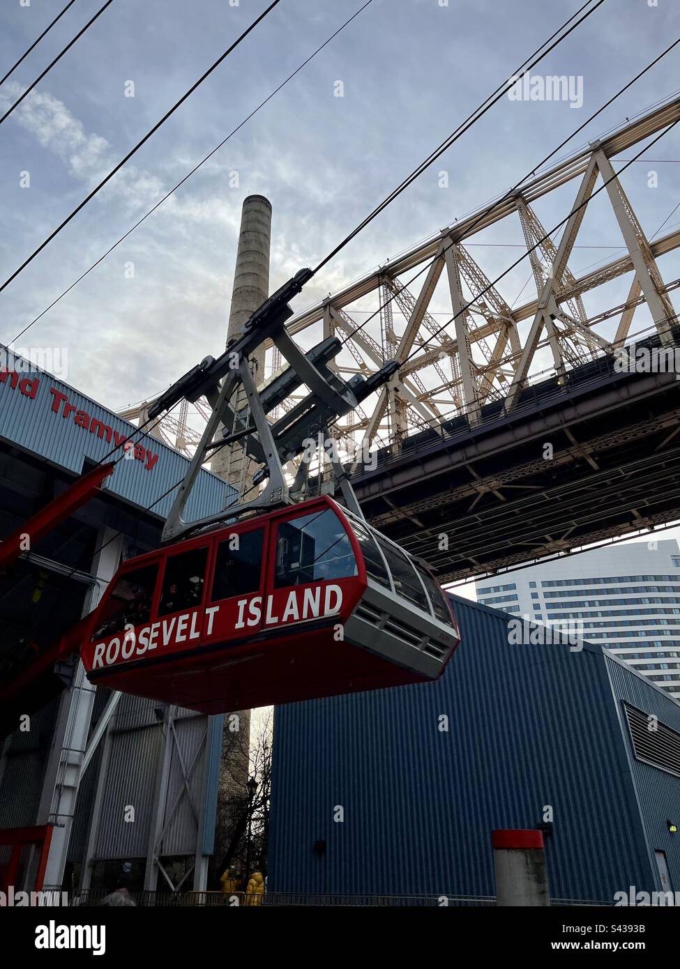 Vue sur le tramway de Roosevelt Island avec le pont queensboro en arrière-plan. Photo prise à New York en décembre 2022 Banque D'Images