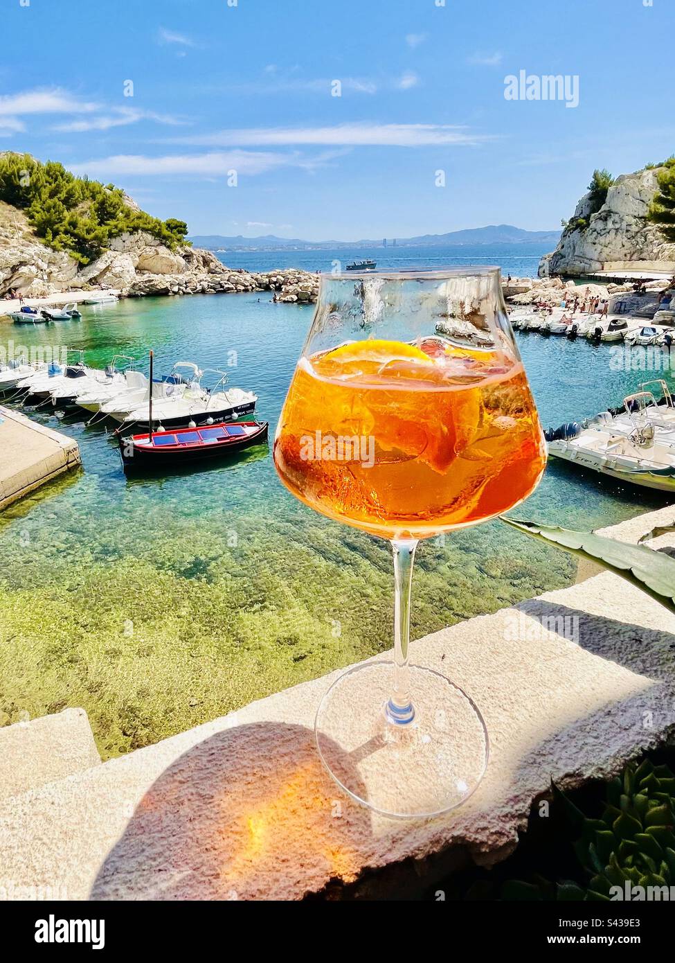 Happy Hour, apéritif, au sud de la France sur la Côte d'Azur, la Côte bleue. Aperol Spritz bien sûr. Relaxation côtière, style Lotus blanc - Image de stock capturée avec un smartphone