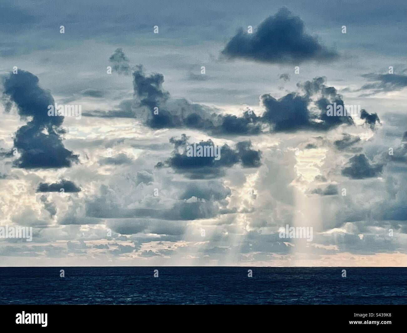 Soleil mystique sur la mer. Paysage marin méditerranéen. La côte bleue du sud de la France, vue du Sud de la France. Vue panoramique de la lumière à travers les nuages - Image de stock capturée avec un smartphone