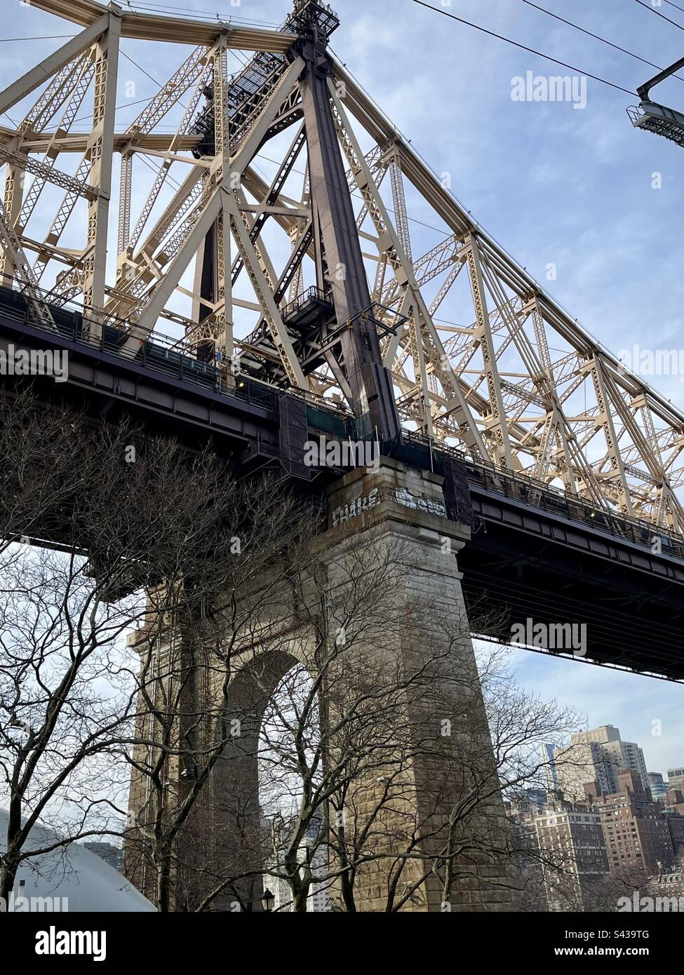 Vue sur le pont queensboro depuis l'île Roosevelt avec les bâtiments de New York en arrière-plan. Photo prise à New York en décembre 2022 Banque D'Images