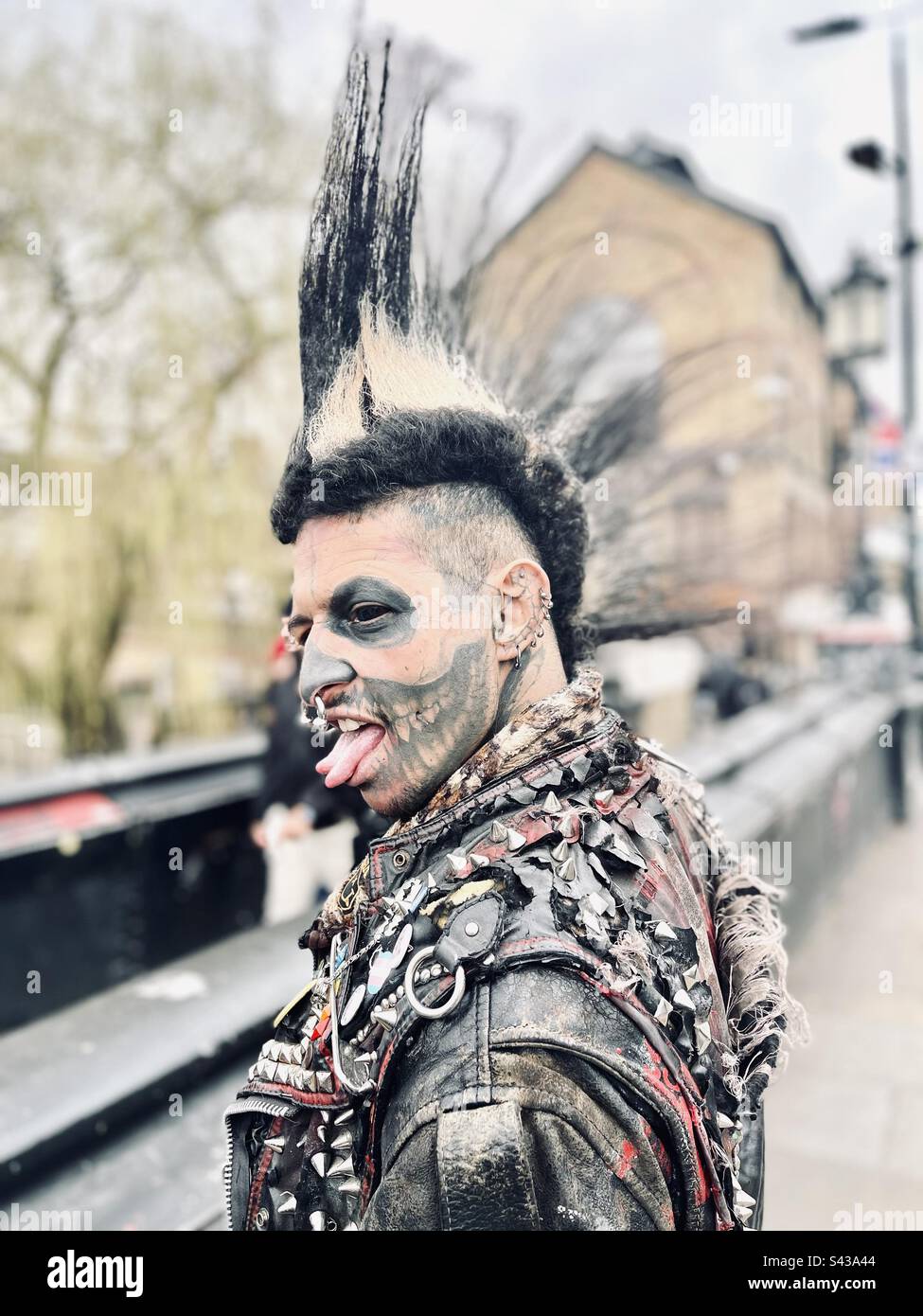 Un punk britannique dans la région du marché de Camden à Londres, au Royaume-Uni. Banque D'Images