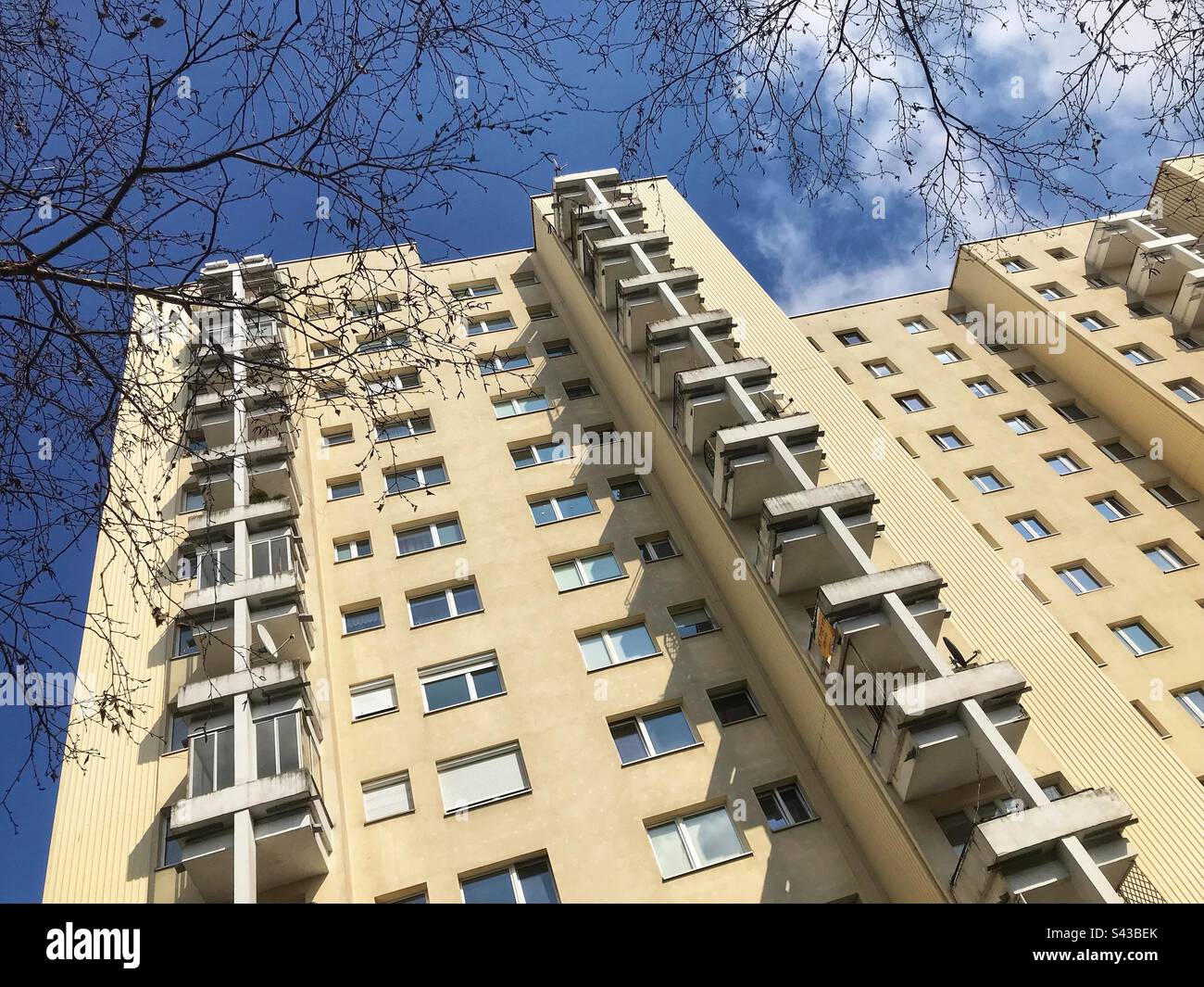 Varsovie Pologne bloc d'appartements construits au début de 1970s populaire auprès de jeunes familles dans le district de Muranow - Image de stock capturée avec un smartphone