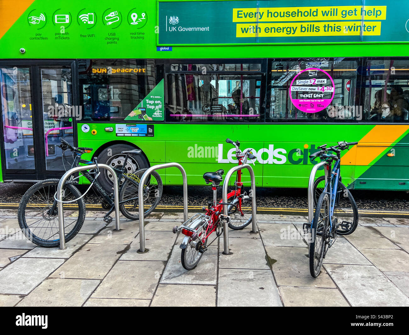 Vélos et bus à Leeds Banque D'Images